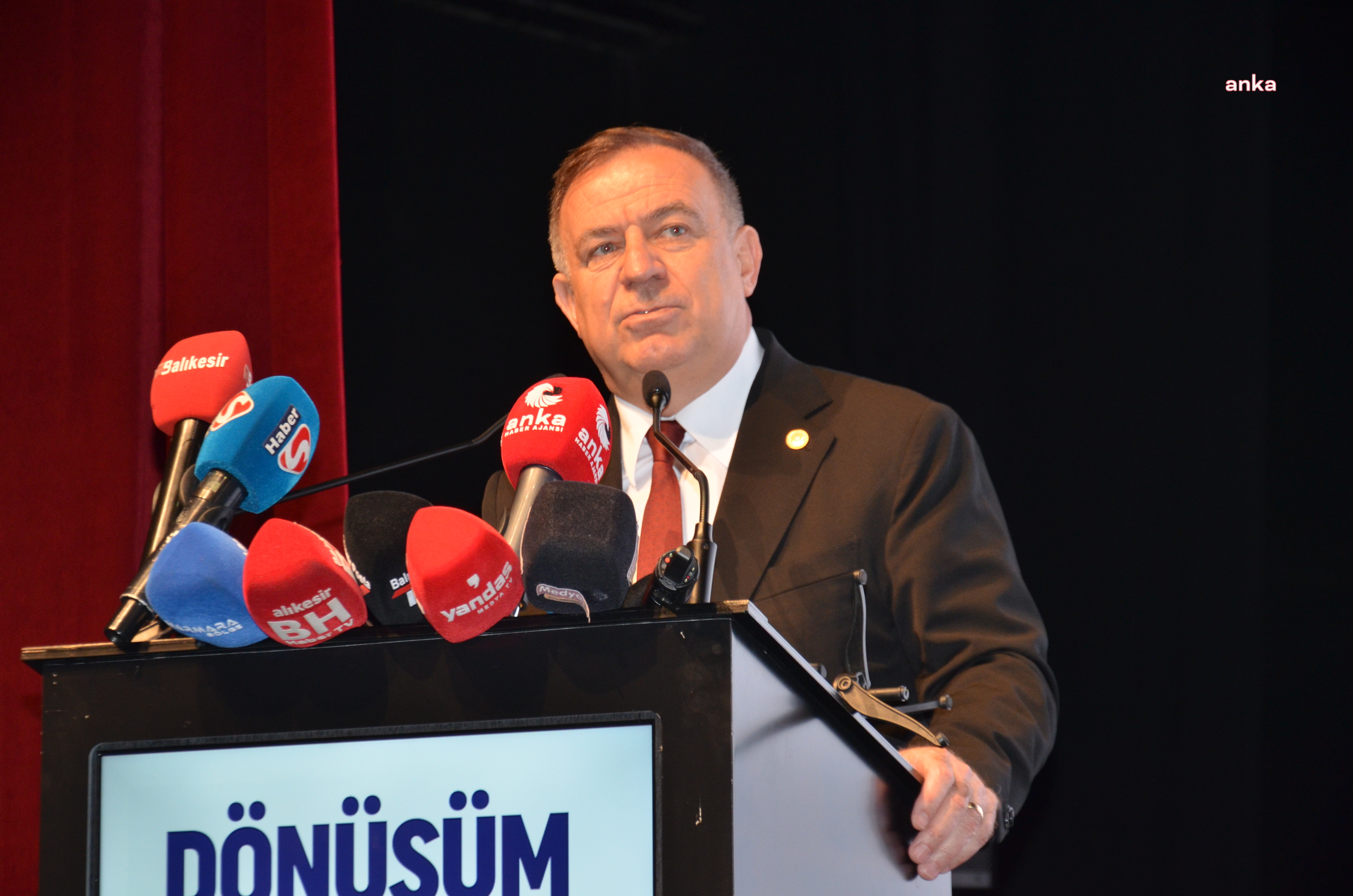 Gökan Zeybek: "Belediyelerimiz YKS dönemi tercih danışmanlığı hizmeti vermeli ve öğrencilerin barınma ihtiyaçlarını karşılamalı"
