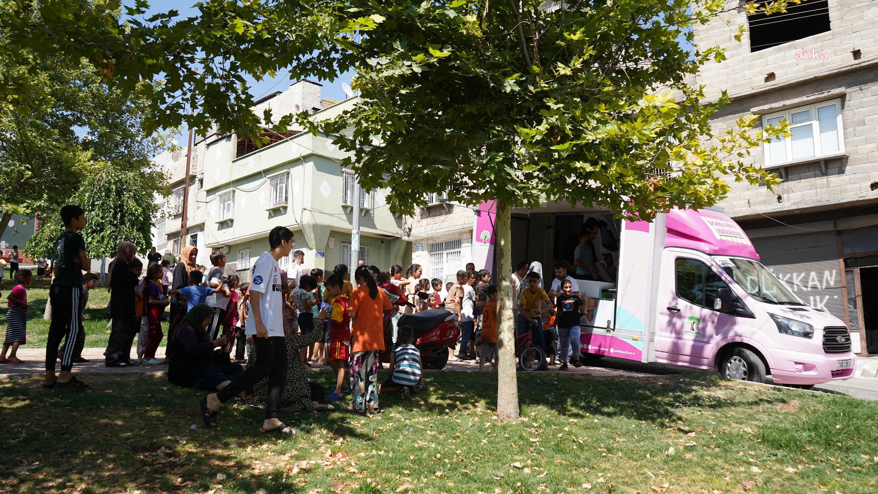 Şehitkamil’de “Dondurma Karavanı” her gün farklı mahallede çocuklarla buluşuyor