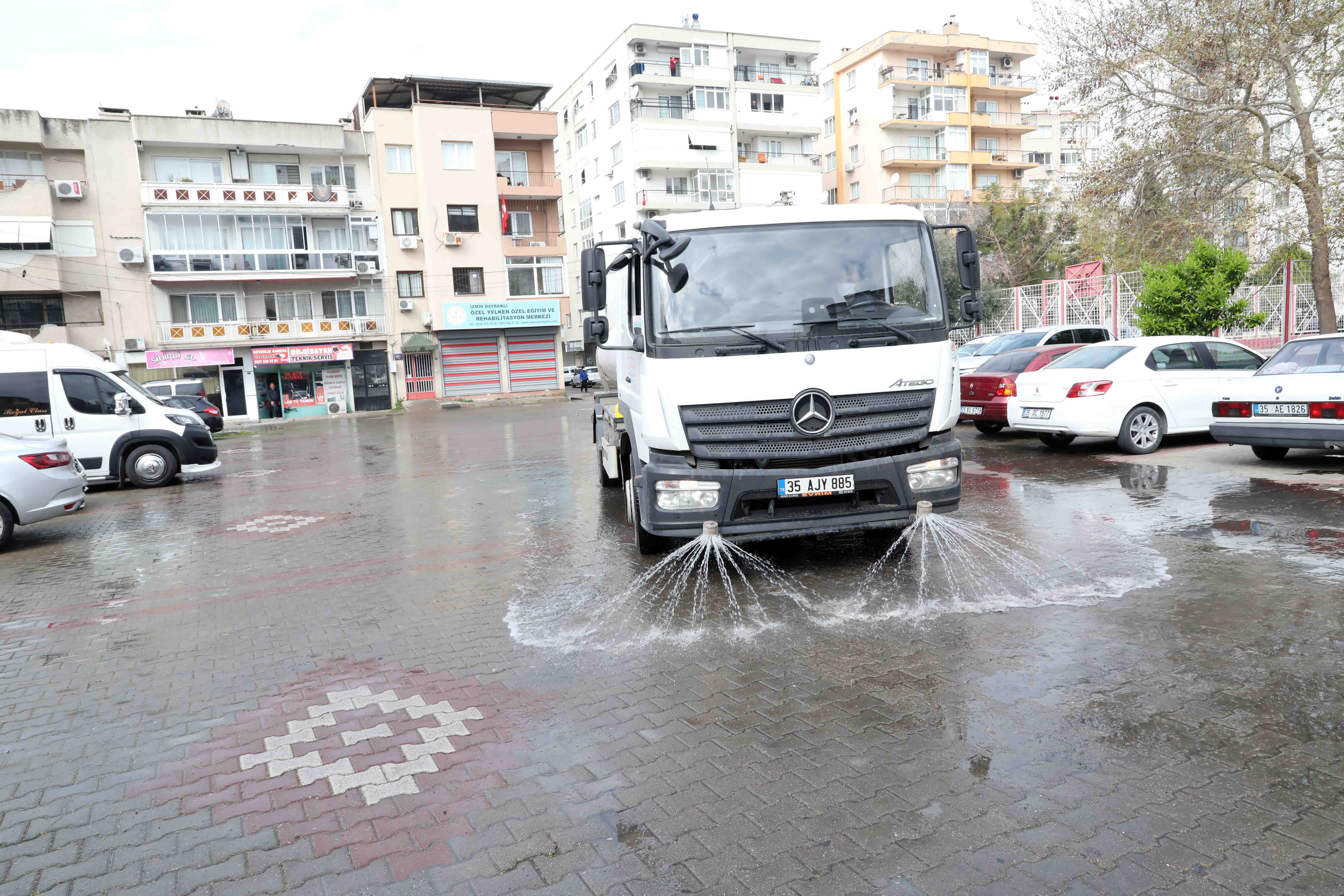 BAYRAKLI'DA SOKAKLAR DEZENFEKTE EDİLDİ