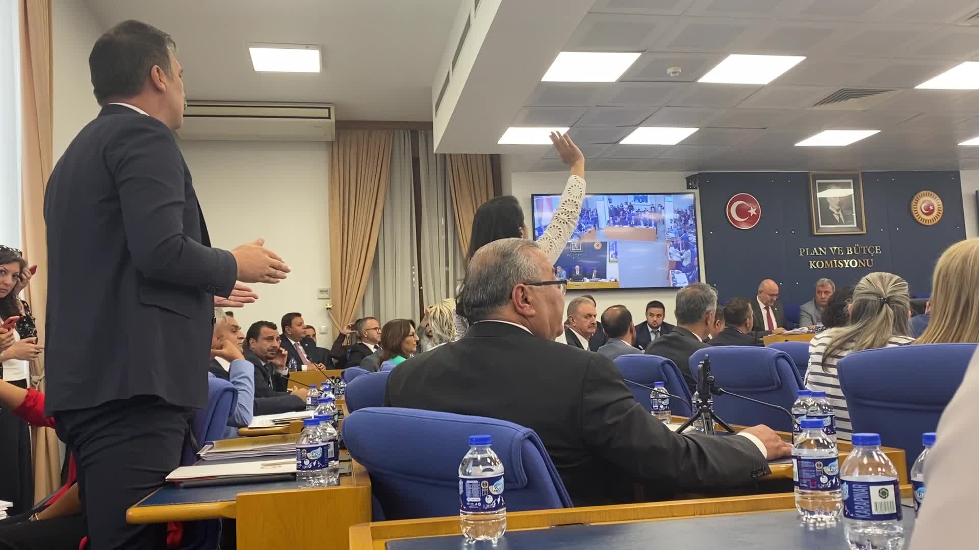 TBMM'de sokak hayvanları ile ilgili kanun teklifi görüşmelerinde "televizyon" tartışması... Komisyon Başkanı Kirişci: "Siz zaten elinizdeki cep telefonlarıyla bunu yapıyorsunuz"