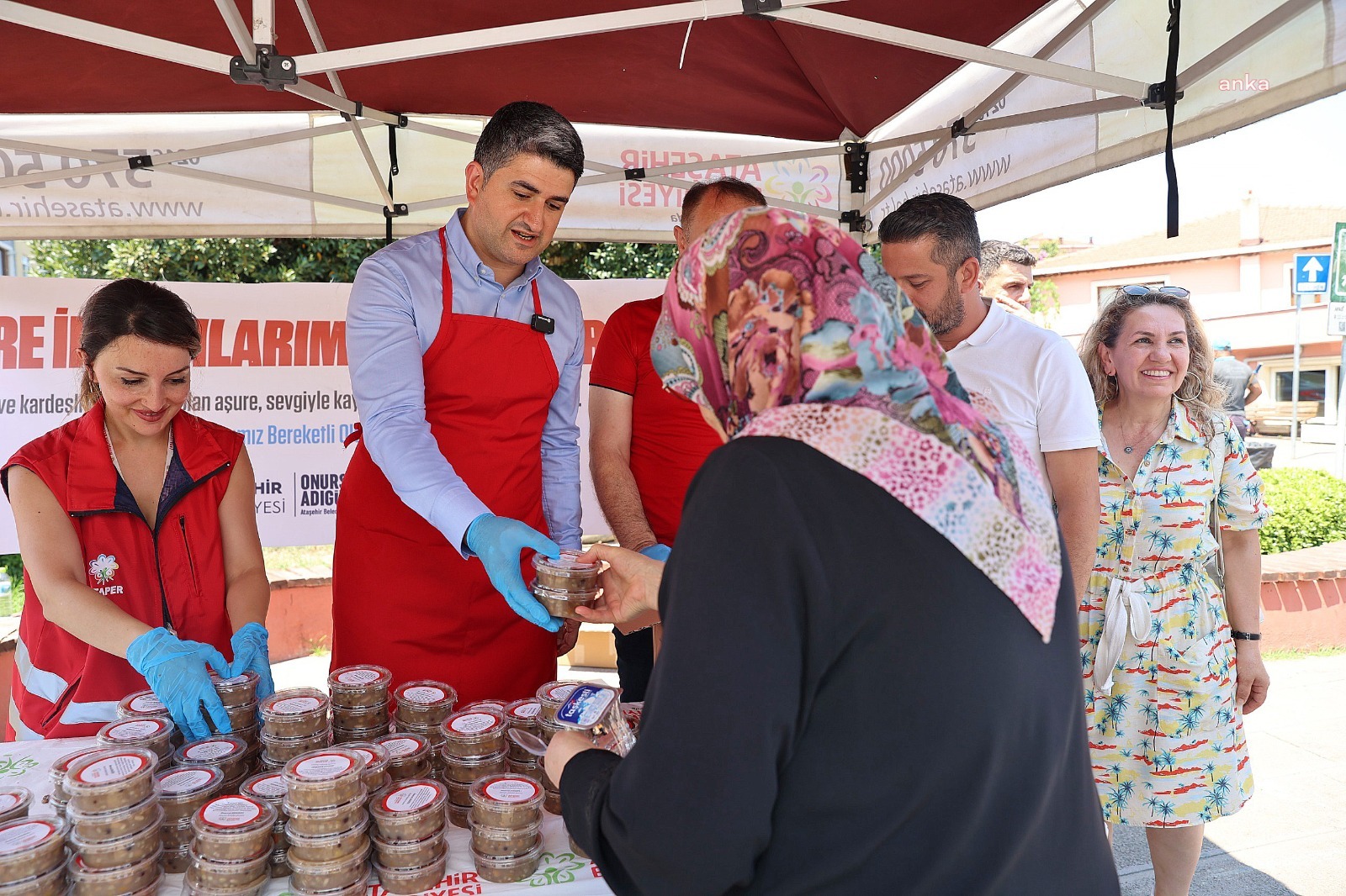 Ataşehir Belediye Başkanı Adıgüzel, vatandaşlara aşure dağıttı