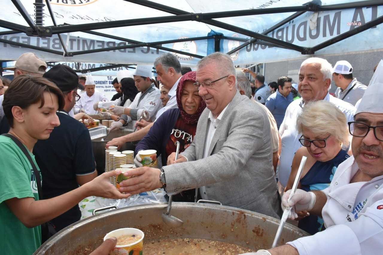 Edremit Belediyesi’nden aşure ikramı