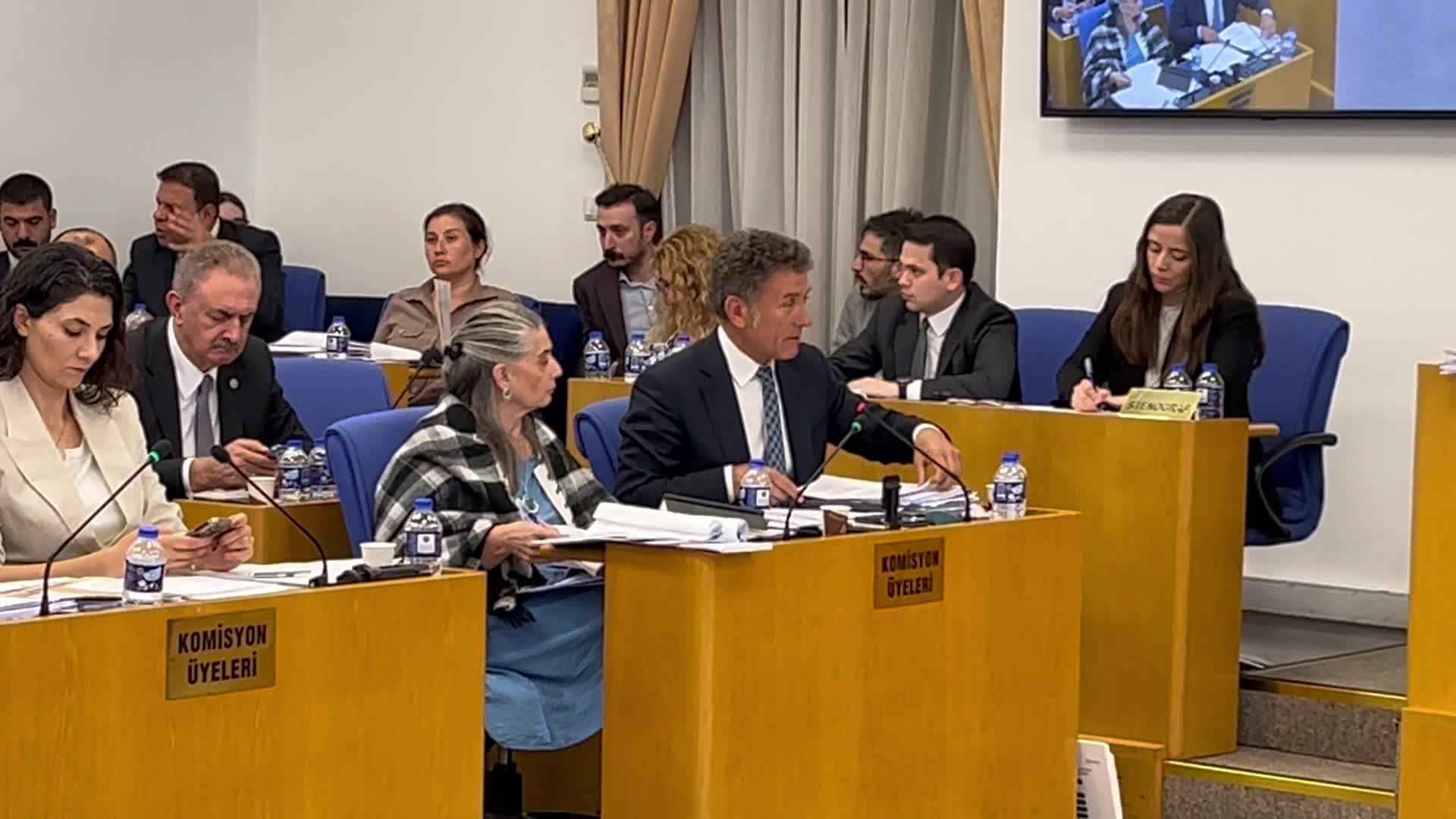 Sokak hayvanlarıyla ilgili kanun teklifi komisyonda görüşülüyor...Orhan Sarıbal: Hayvanları toplamak bile başlı başına bir sorun. Herhalde, toplarken zaten yarısını orada öldüreceksiniz
