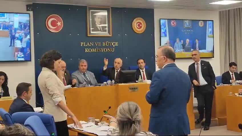 Sokak hayvanlarıyla ilgili kanun teklifi komisyonda görüşülüyor... Kadıgil, Başkan Kirişci'nin önüne Meclis araştırma raporunu attı: "Al sana çözüm!"