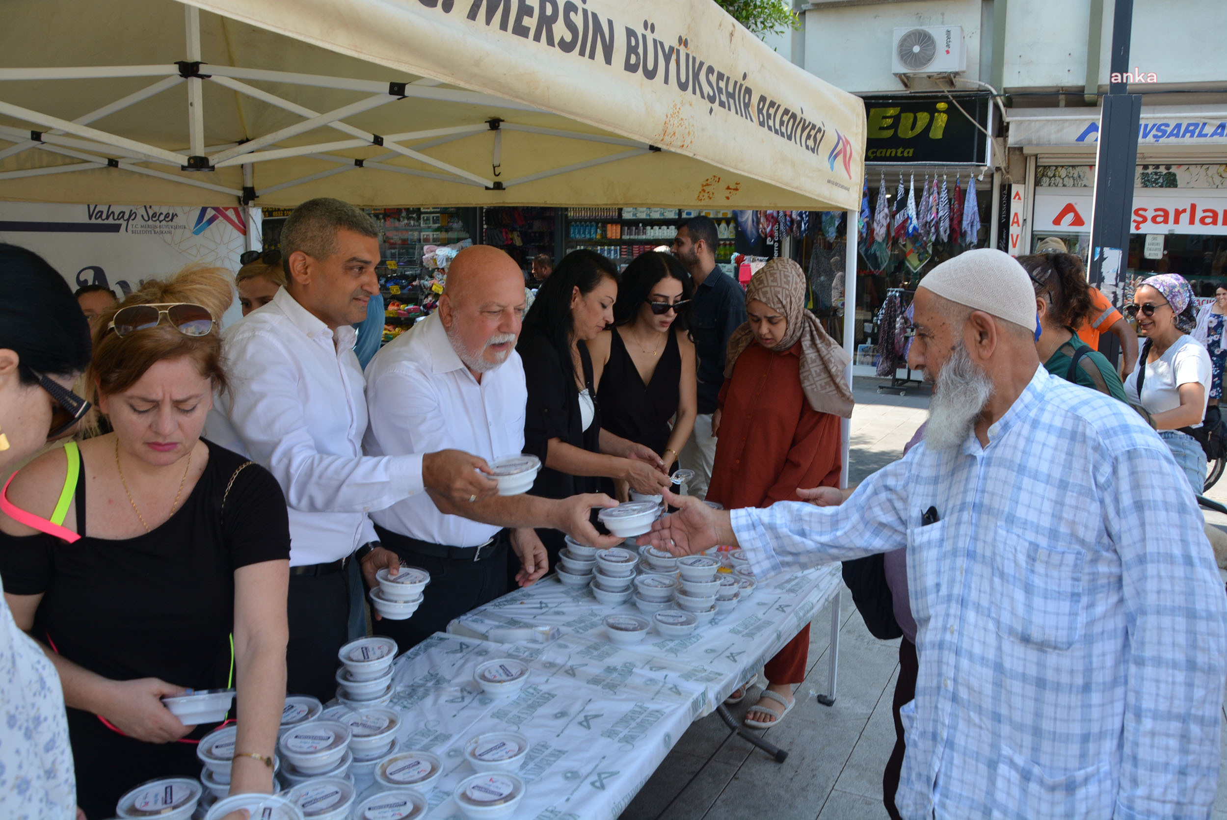Mersin Büyükşehir, Muharrem ayı dolayısıyla vatandaşlara aşure dağıttı