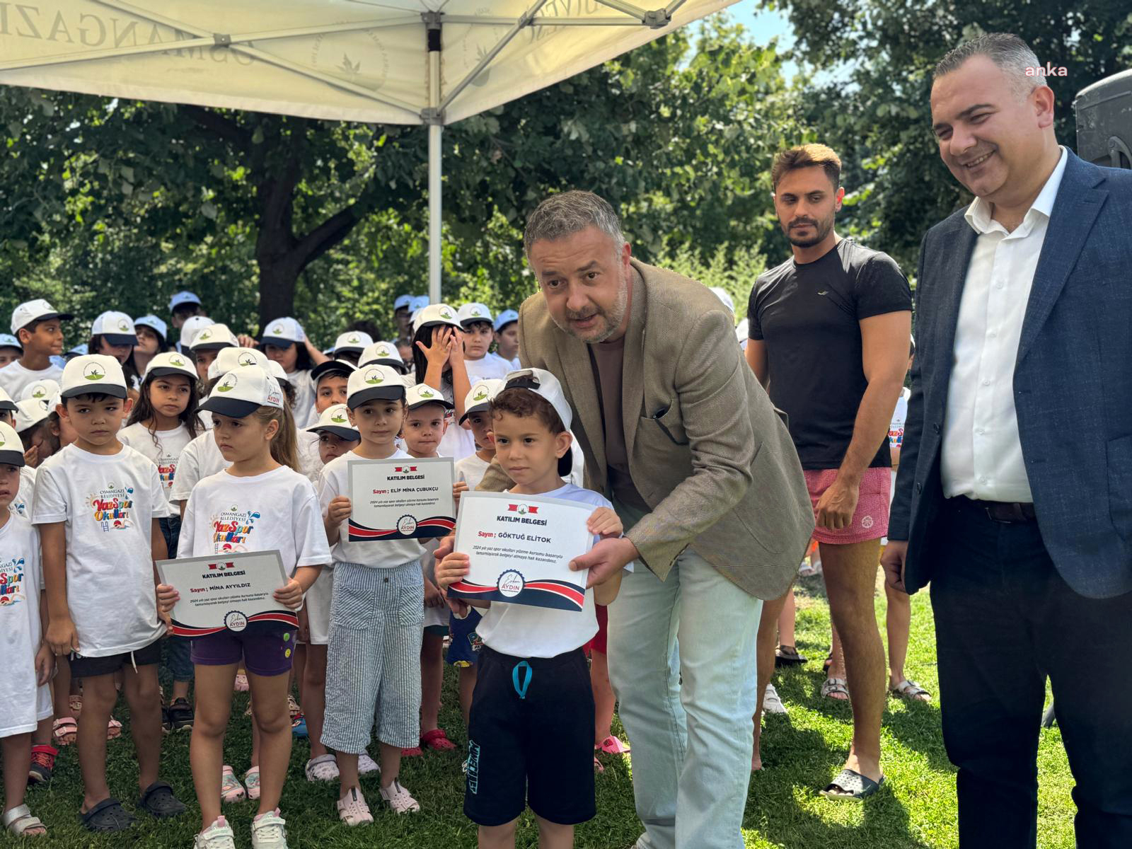 Osmangazi Belediyesi'nin yüzme kursuna katılan öğrenciler sertifikalarını aldı