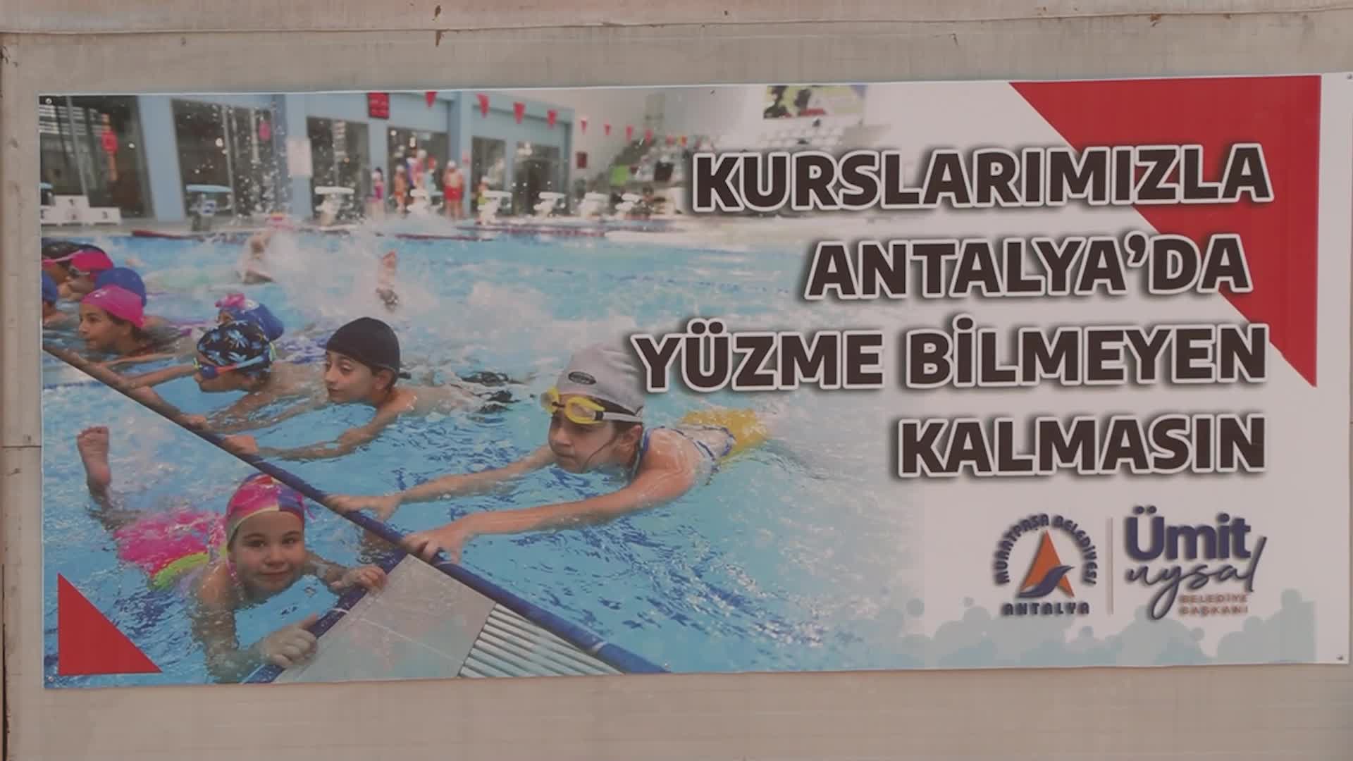 Muratpaşa Belediyesi'nin ücretsiz yüzme kursları devam ediyor