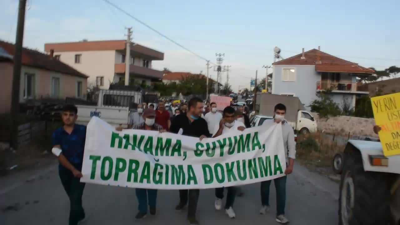 DİKİLİ'DE KÖYLÜLÜLER KUM OCAĞINA KARŞI EYLEME BAŞLADI: BİZ TEMİZ HAVA İSTİYORUZ