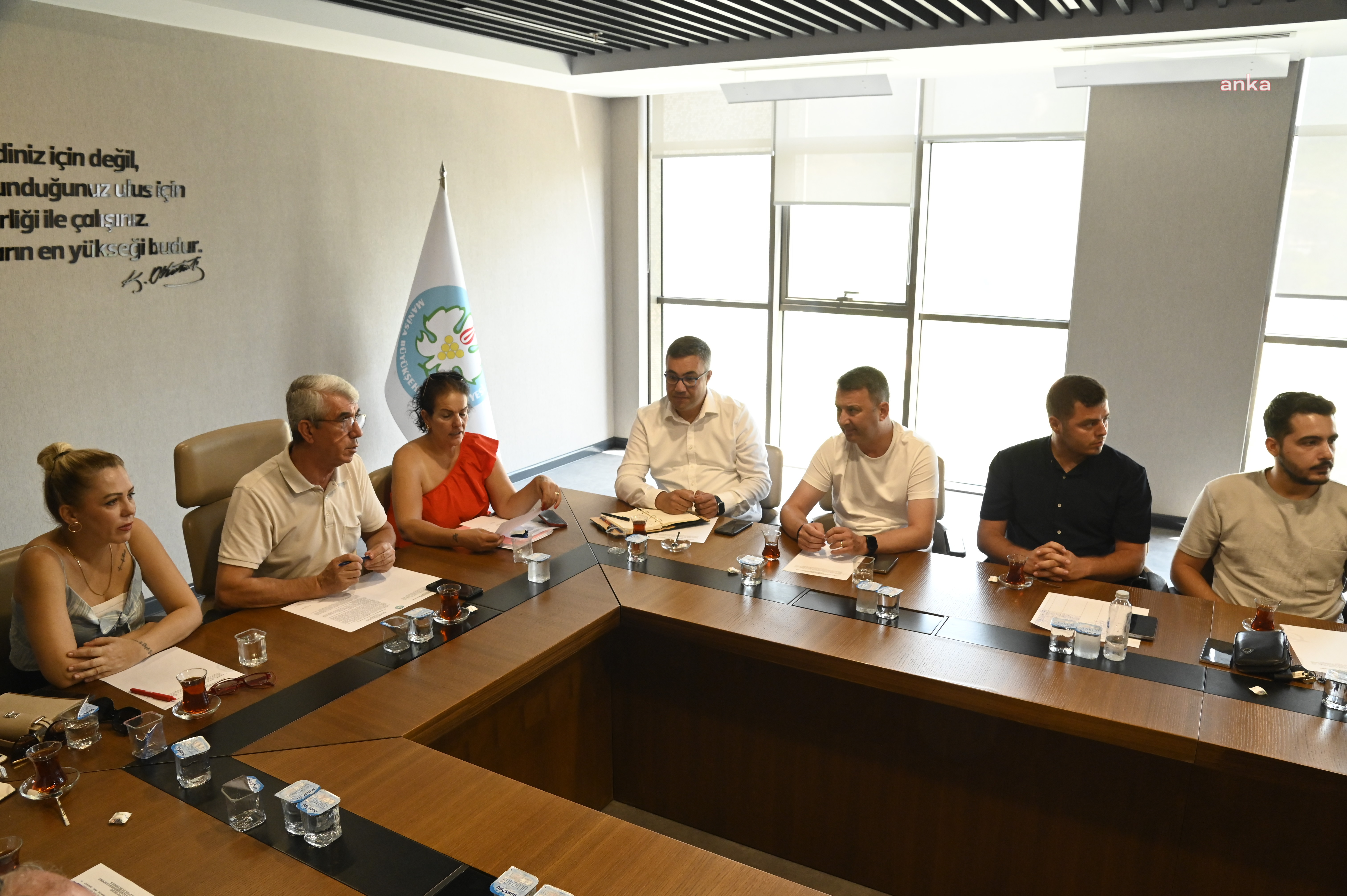 Manisa'da kurulan Sokak Hayvanları Komisyonu, ilçe belediye yetkilileriyle toplantı yaptı