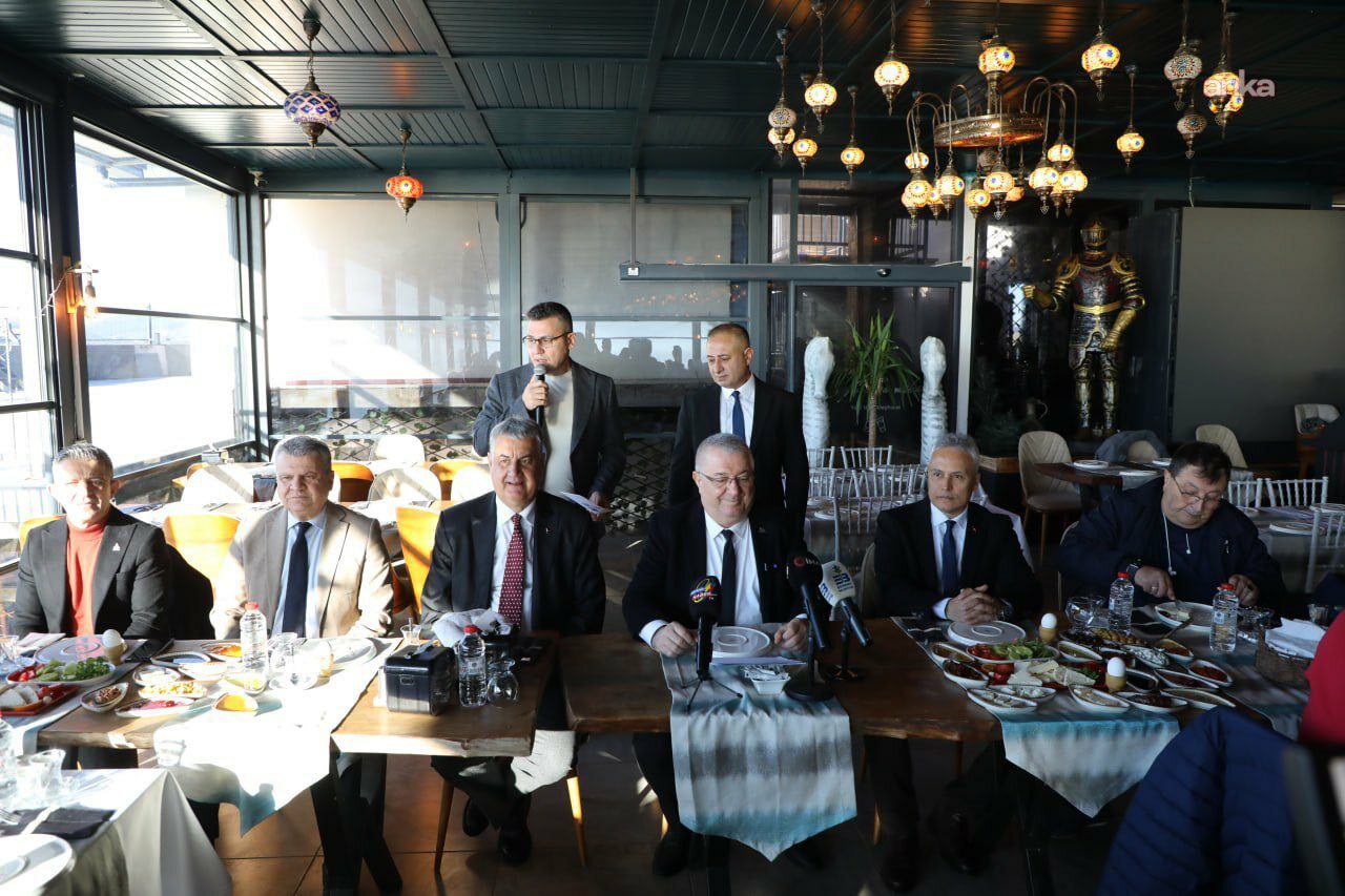 Edremit Belediye Başkanı Ertaş, ilçede görev yapan basın mensuplarıyla buluştu