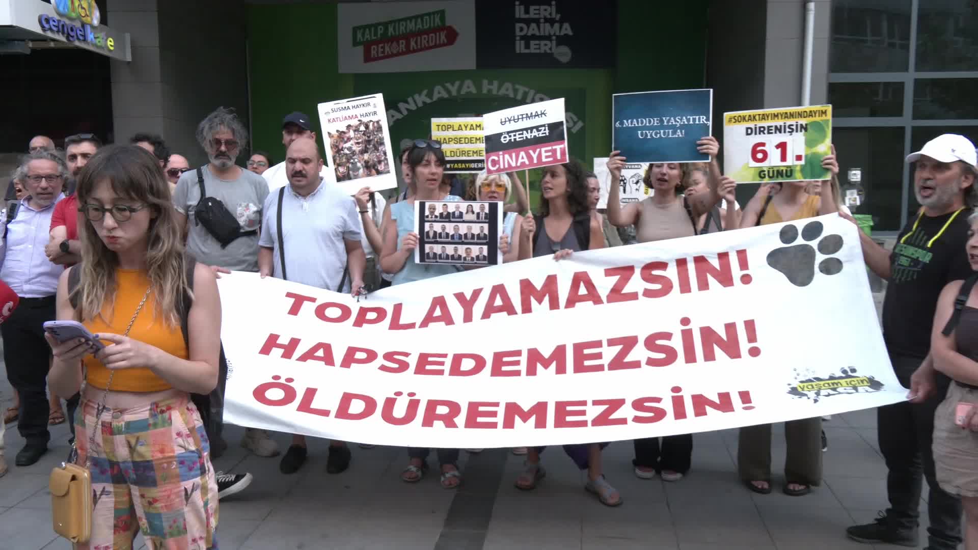 Yaşam hakkı savunucuları Ankara'da Atatürk Bulvarı'nı trafiğe kapattı...