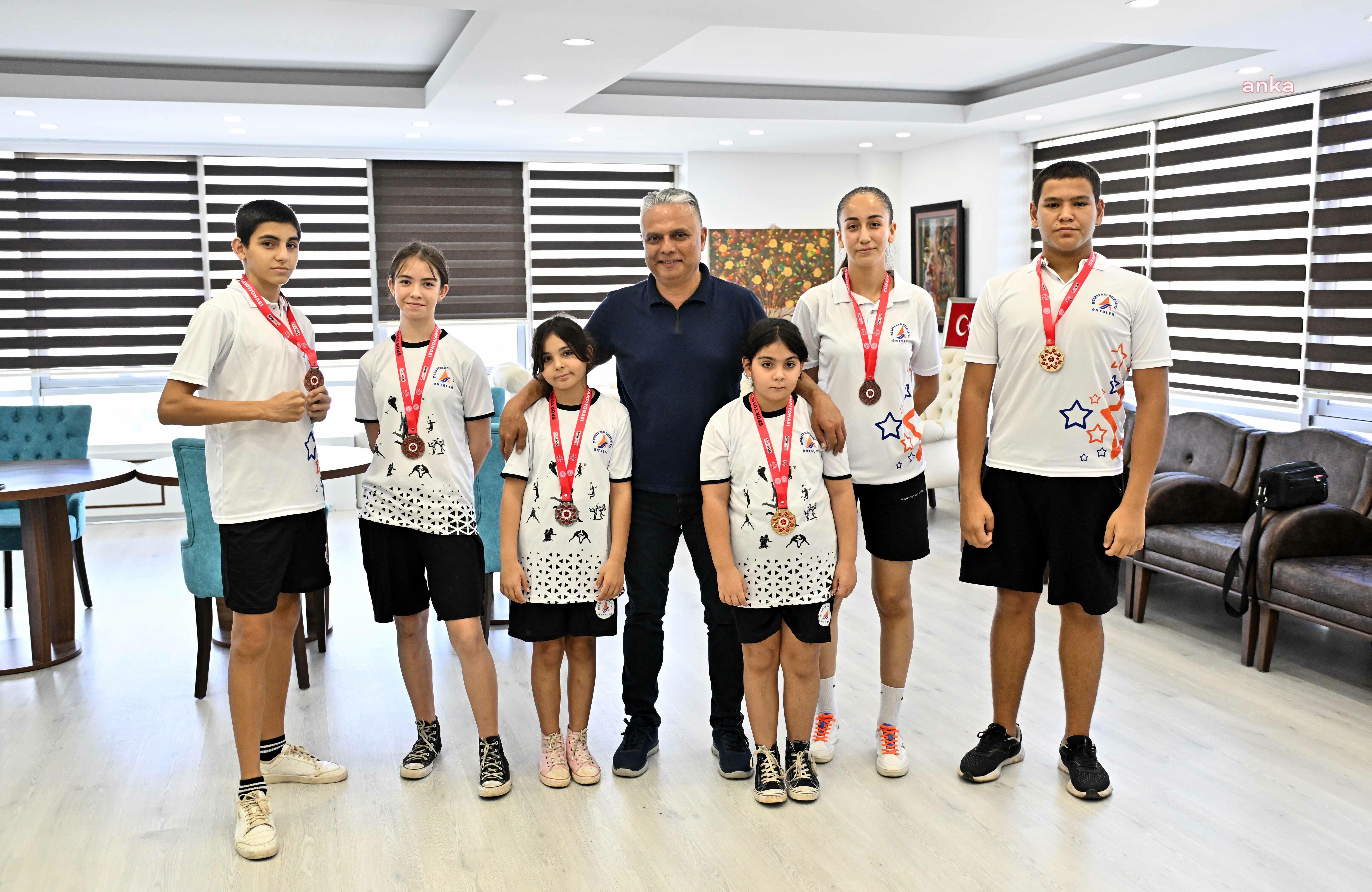 Şampiyon kick boks sporcularından Muratpaşa Belediye Başkanı Uysal'a ziyaret