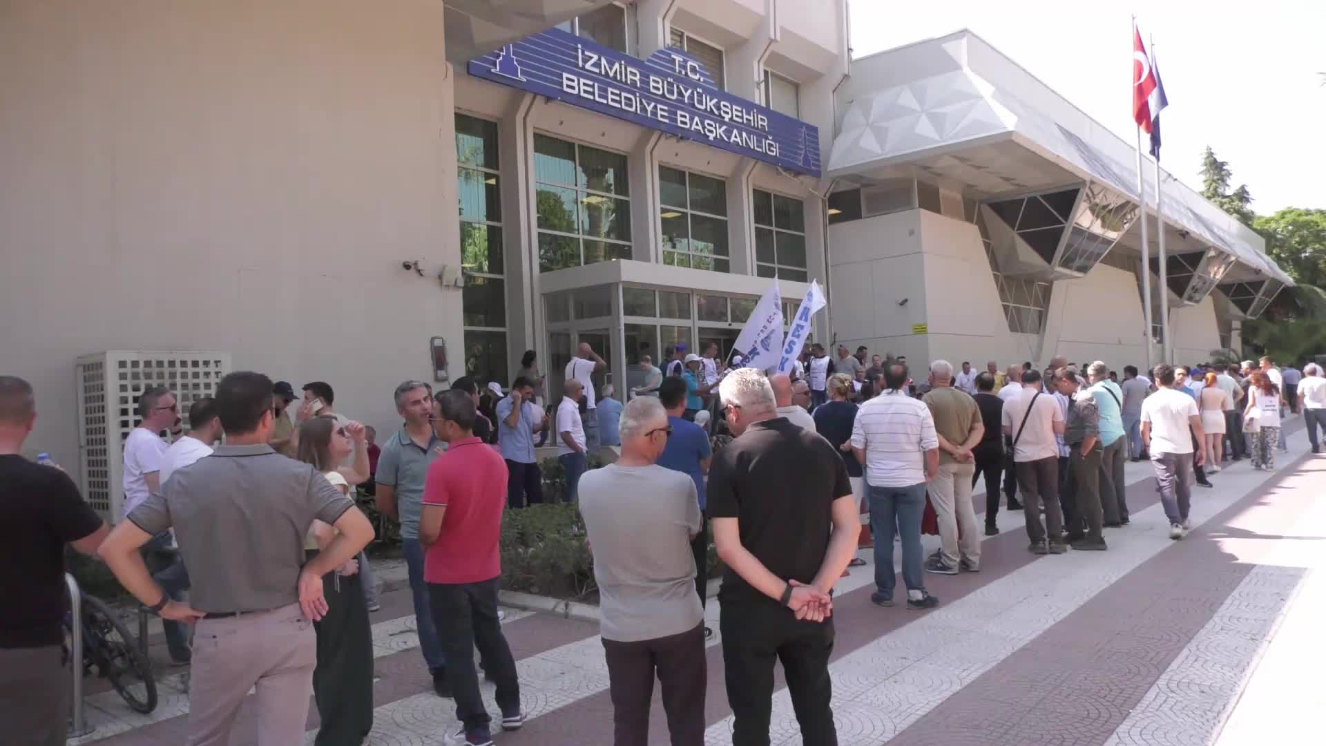 İzmir’de Büyükşehir Belediyesi çalışanları iş bıraktı