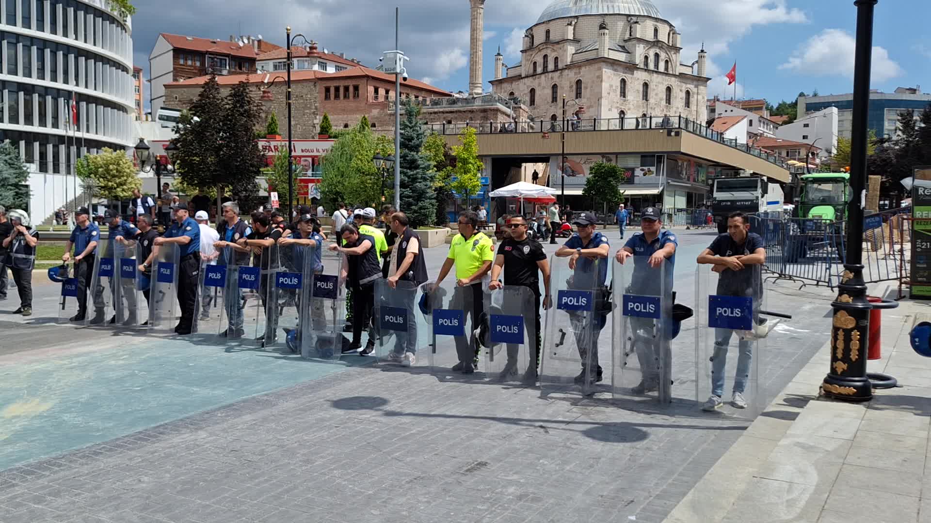Sendikaların Bolu'dan Ankara'ya yürüyüşüne polis engeli...  Yürüyüşe sadece 10 kişinin katılmasına izin verildi