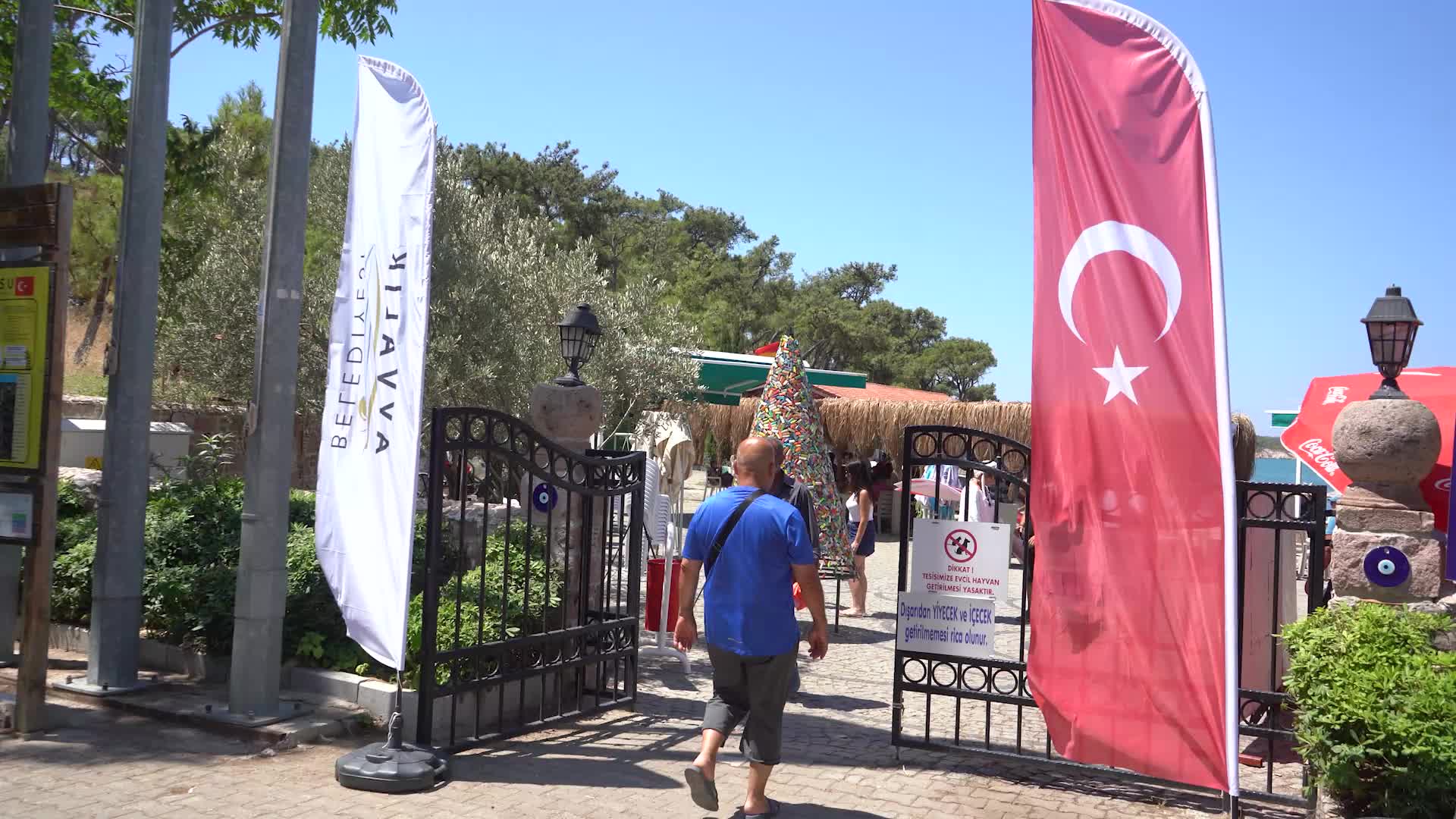 Ayvalık Belediyesinden farkındalık etkinliği...  Plajlardan toplanan çakmaklardan "heykel", terliklerden "balık" yapıldı