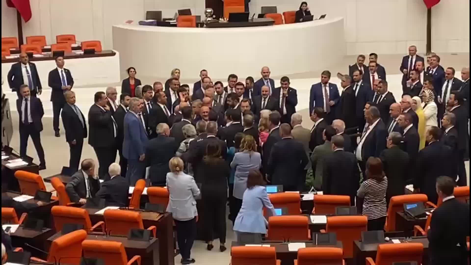 TBMM'de vergi kanun teklifinin görüşmelerinde gergin anlar... MHP'li Akçay ile İYİ Parti'li Türkoğlu arasında kavga