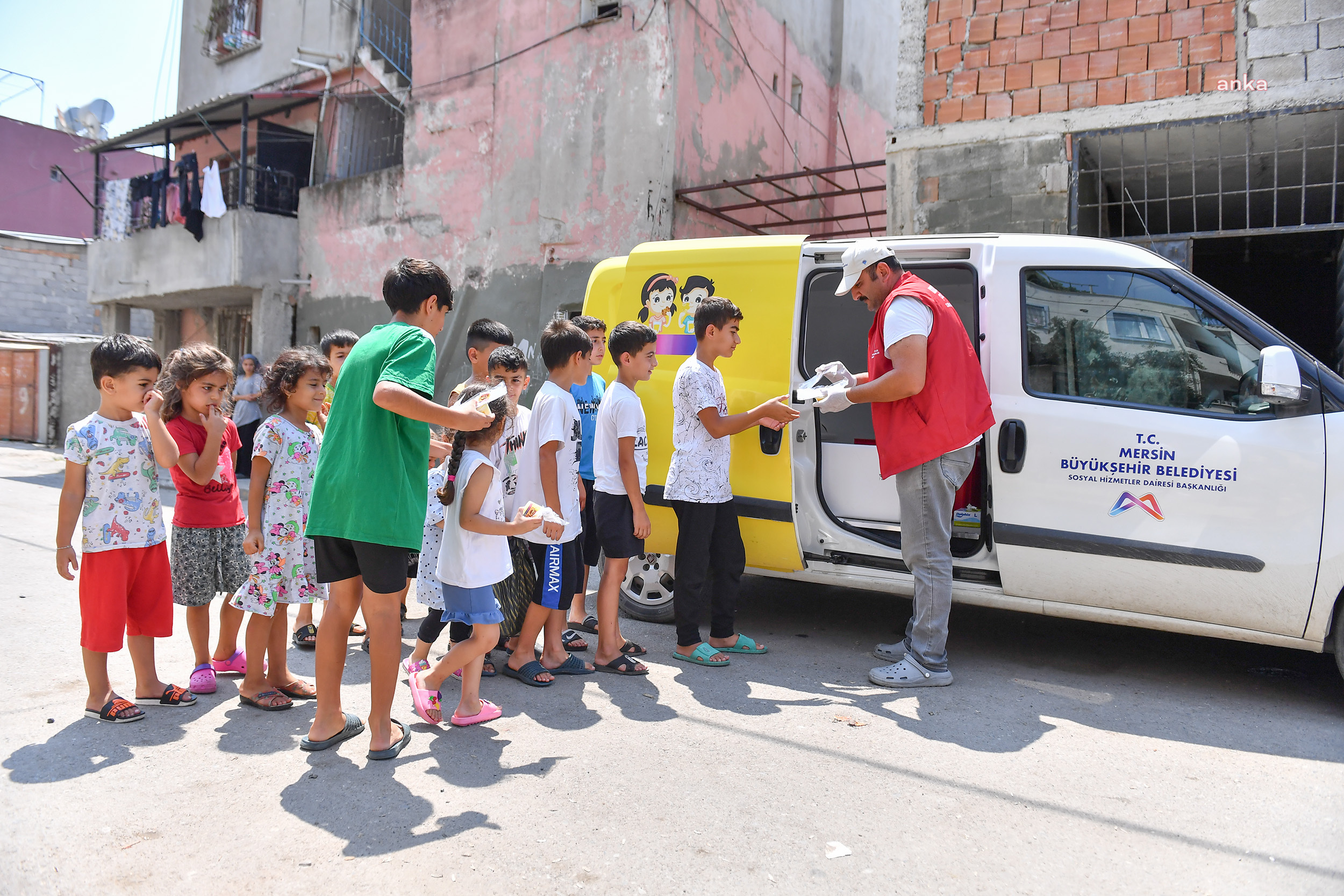 Mersin Büyükşehir, mahallelerde Tarsus'un limonlu dondurmasını dağıtıyor