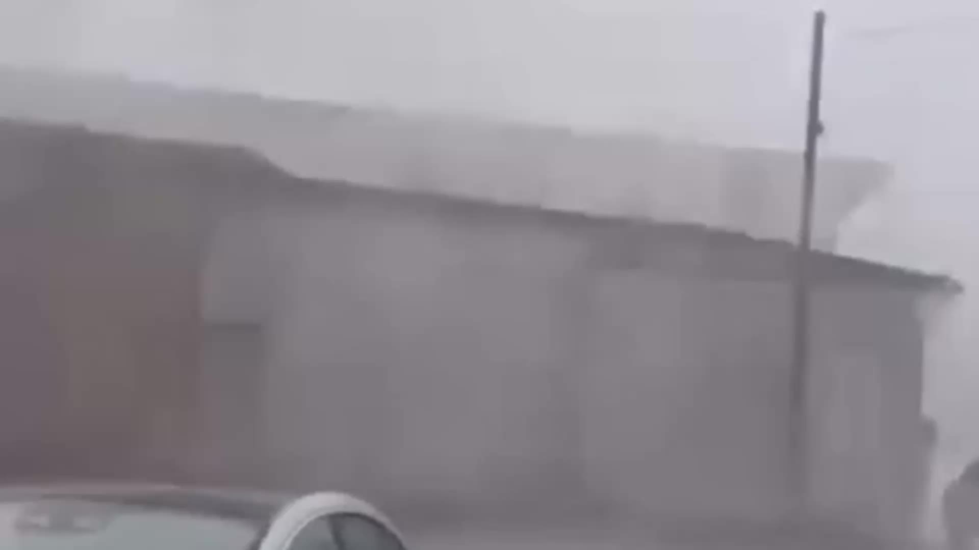 Osmaniye'yi süper hücre vurdu: Çatılar uçtu, ağaçlar araçların üzerine devrildi