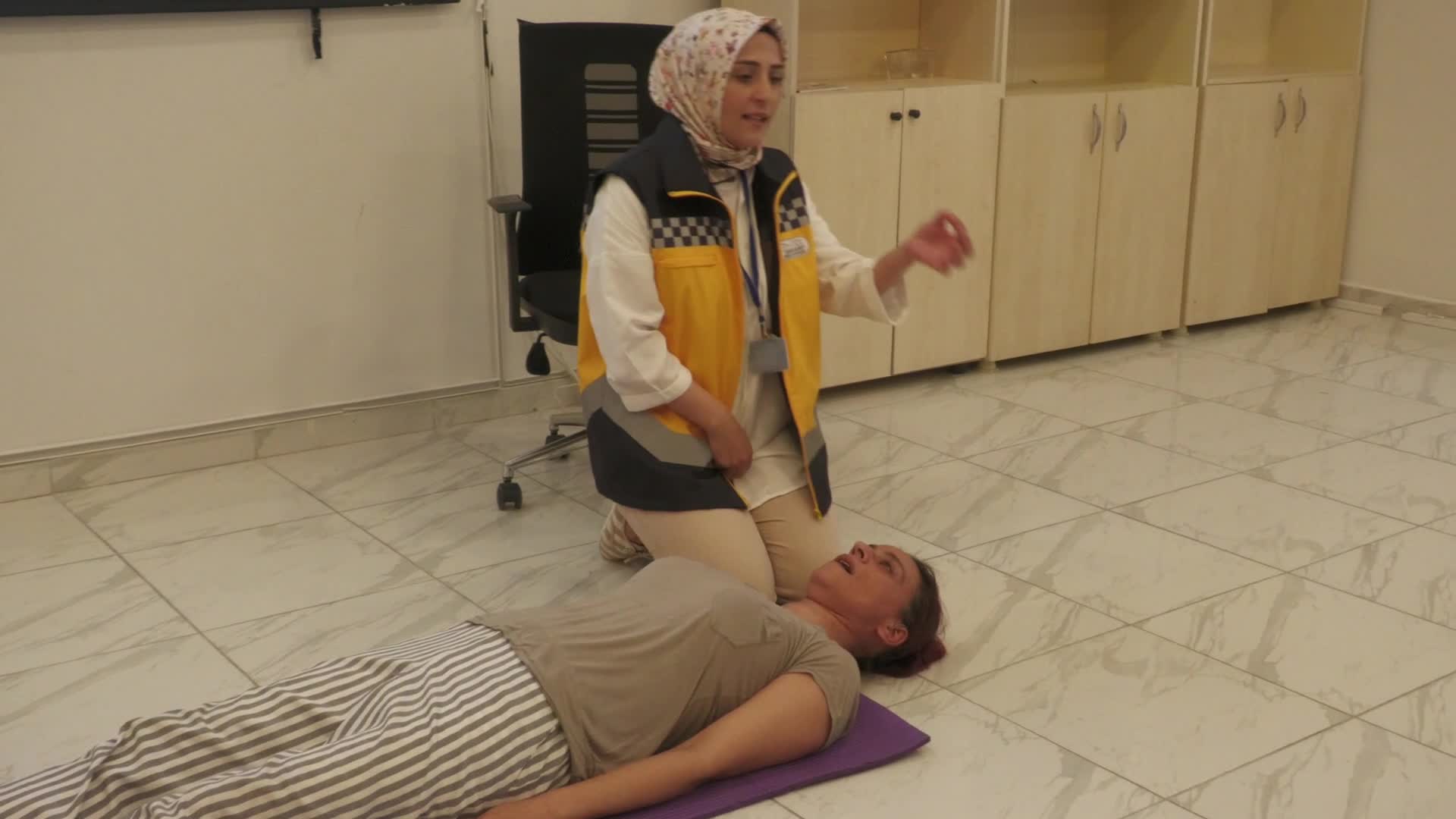 Esenyurt Belediyesi'nin ilkyardım eğitimi kursiyerleri, sertifikalarını Belediye  Başkanı Özer'den aldı