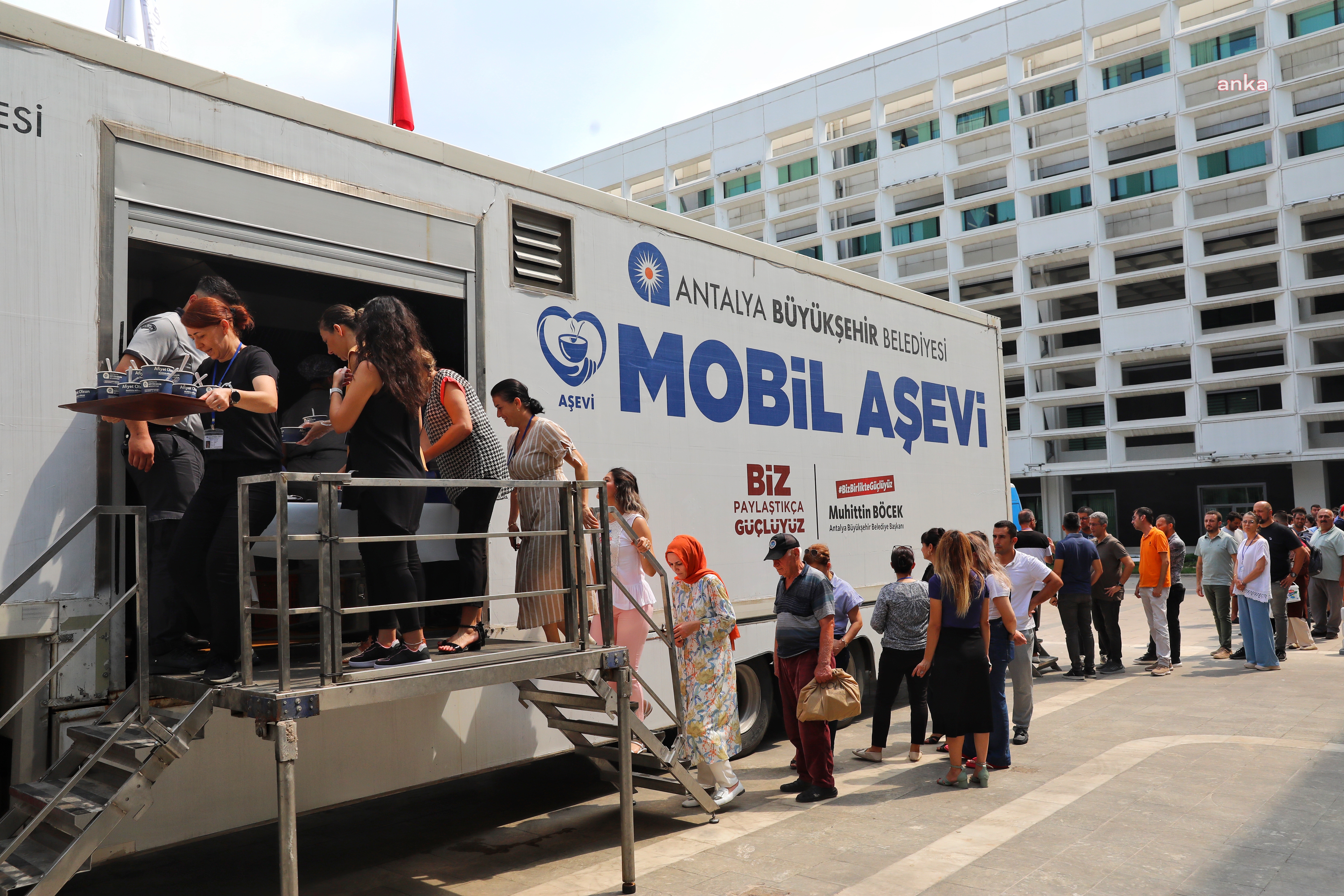 Antalya Büyükşehir Belediyesi önünde aşure ikramı