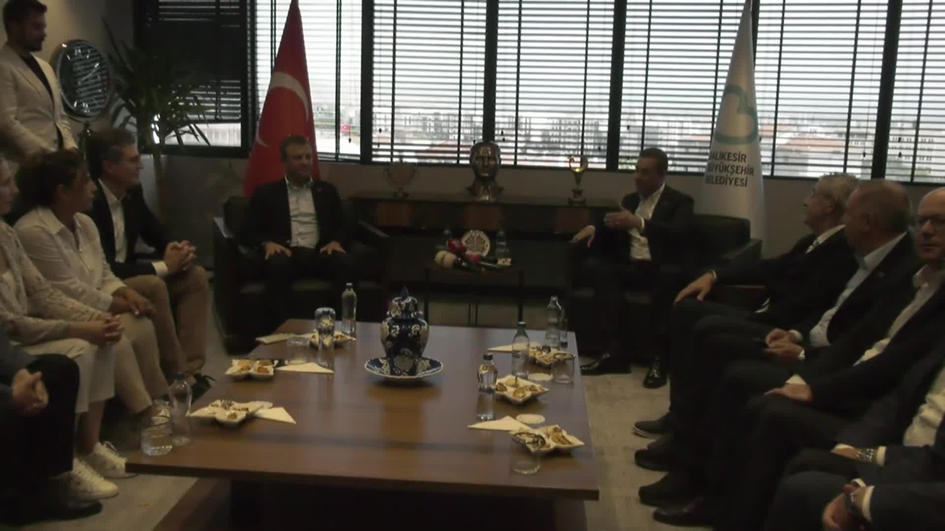 Özgür Özel, Balıkesir Büyükşehir Belediyesi'ni ziyaret etti... Özel: "Bu kart, halk ile CHP arasında bir köprü kuracak"