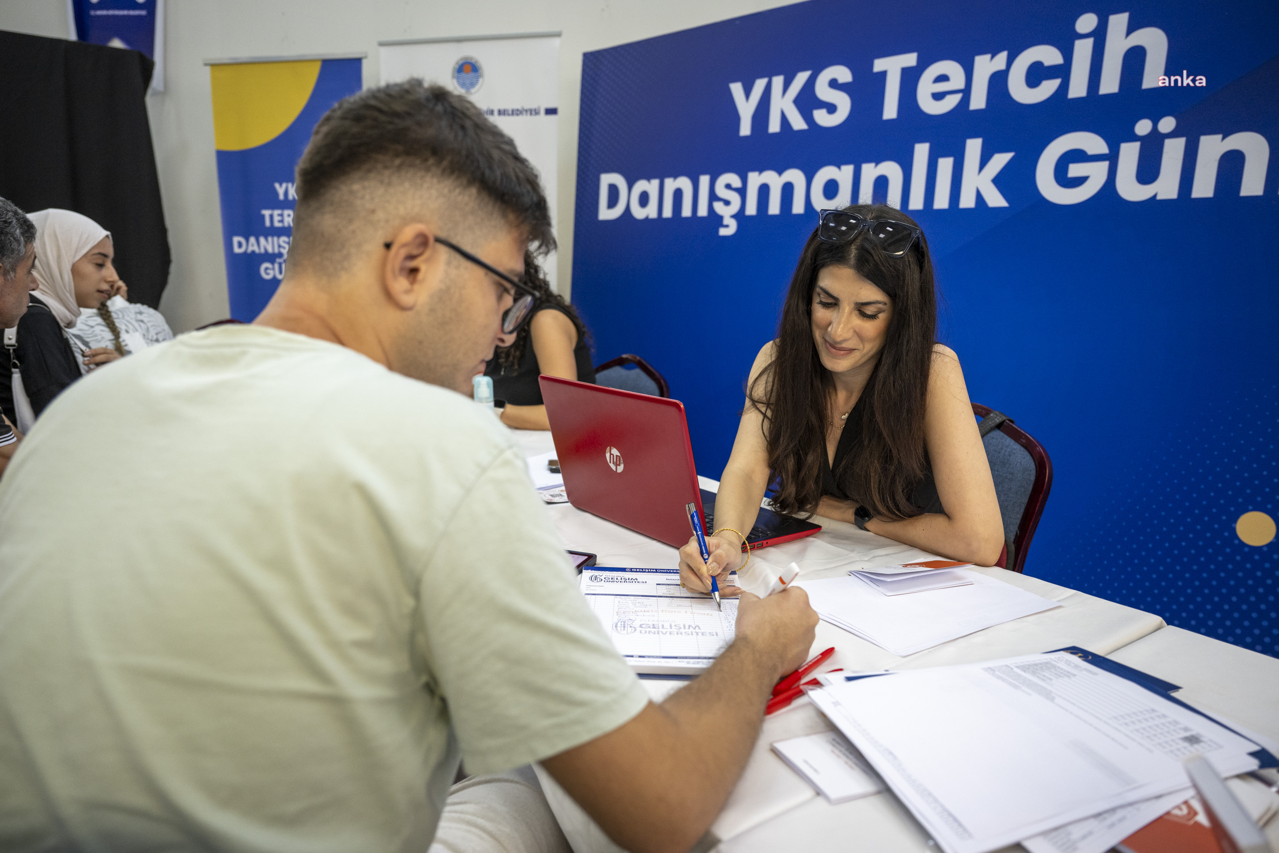 Mersin Büyükşehir Belediyesi’nin uzman kadrosu tercih sürecinde gençlere destek oluyor