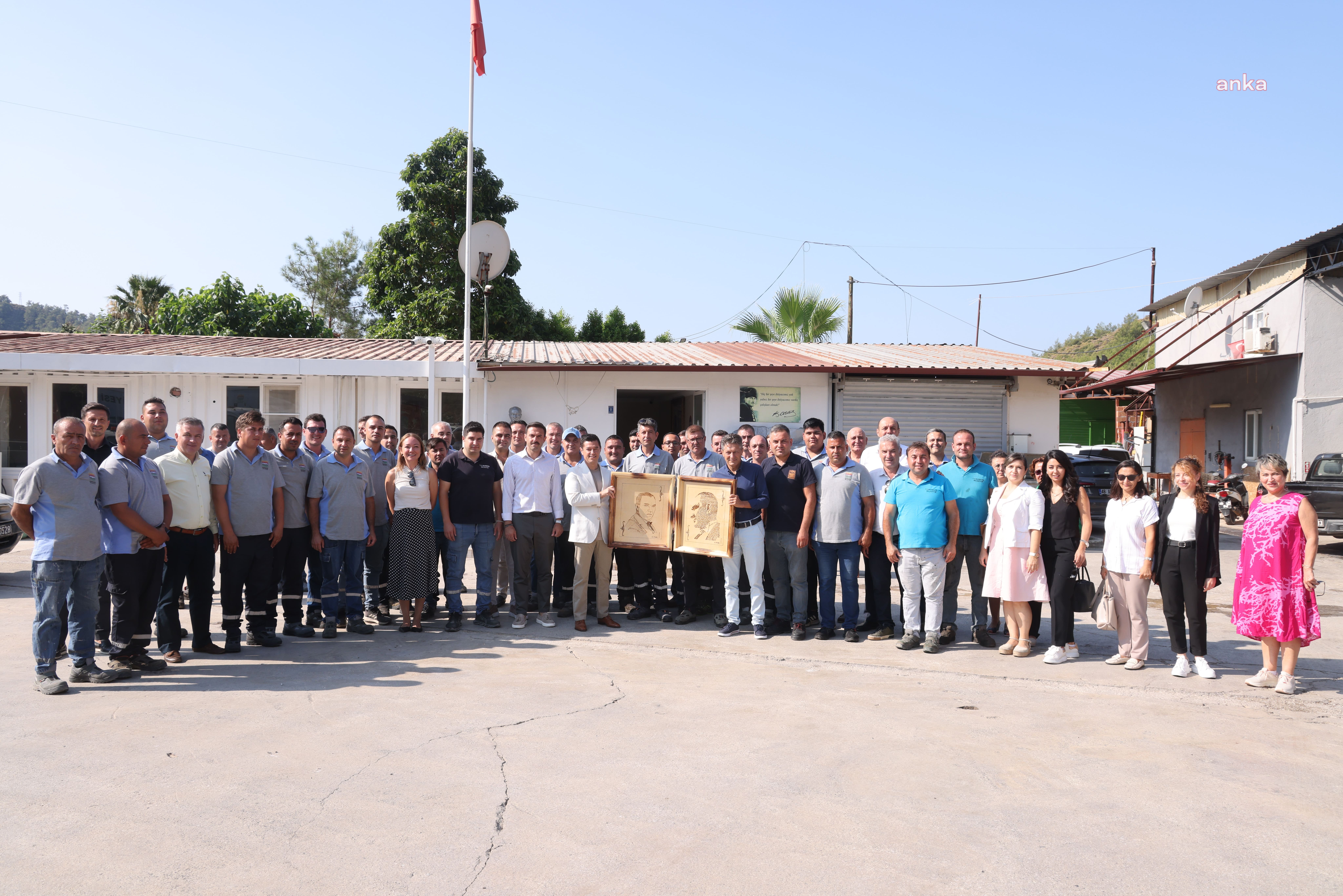 Personelden, Marmaris Belediye Başkanı Ünlü'ye Atatürk portresi