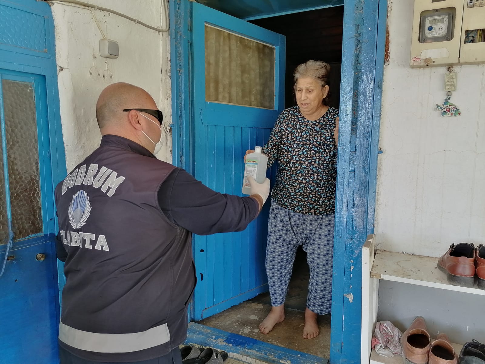 BODRUM’DA 65 YAŞ ÜSTÜ VATANDAŞLARIN YARDIMINA ZABITA KOŞUYOR