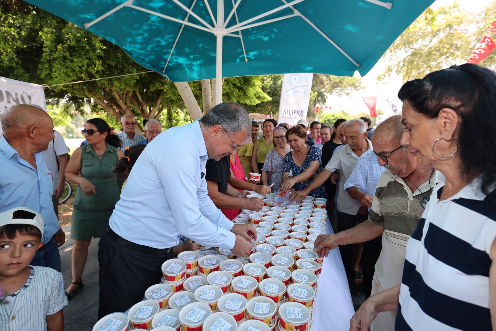 Silifke Belediye Başkanı Turgut vatandaşlara aşure dağıttı