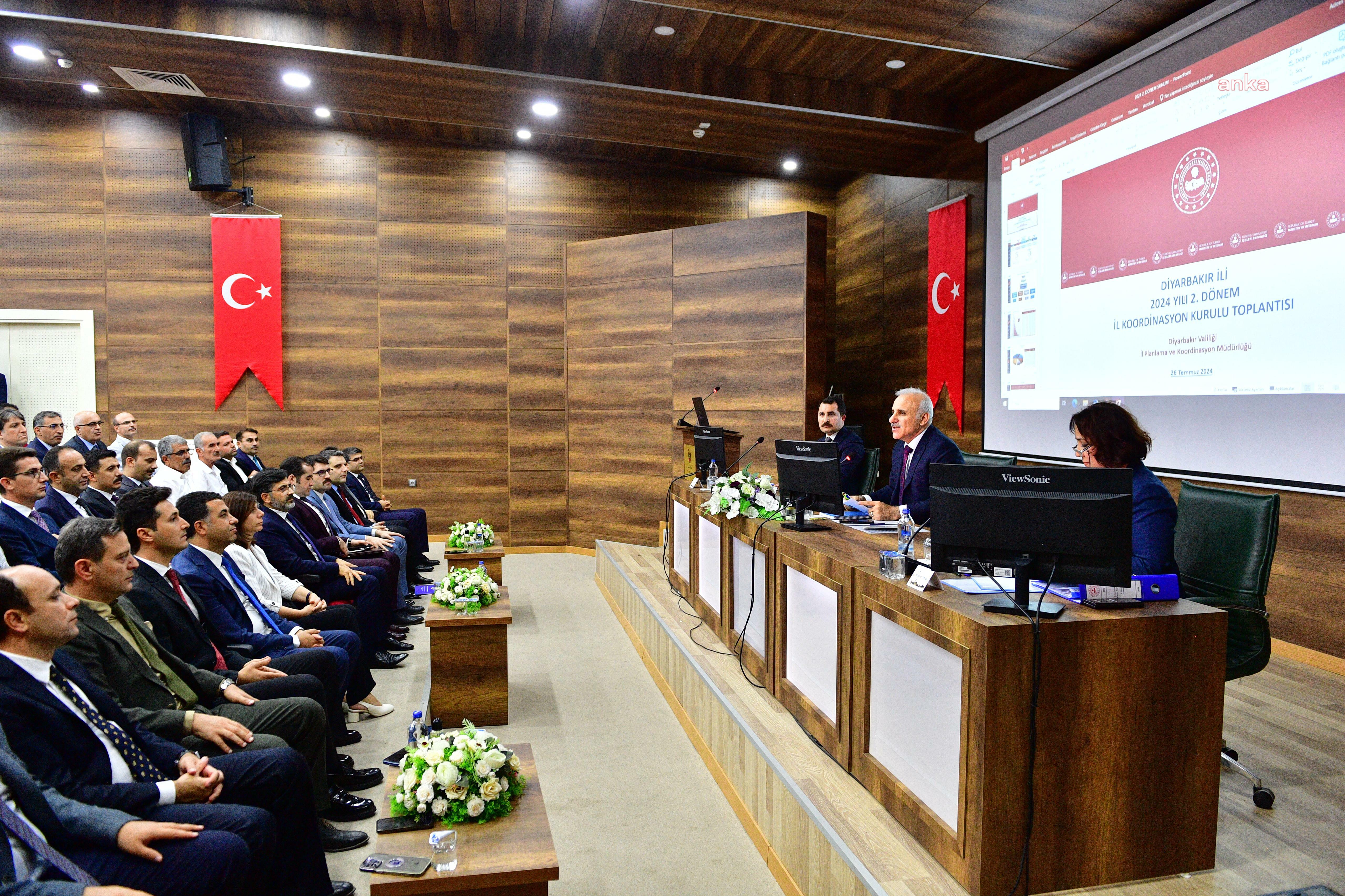 Diyarbakır’da yıllar sonra bir ilk gerçekleşti… Vali ve DEM Parti'li belediye eş başkanları bir araya geldi