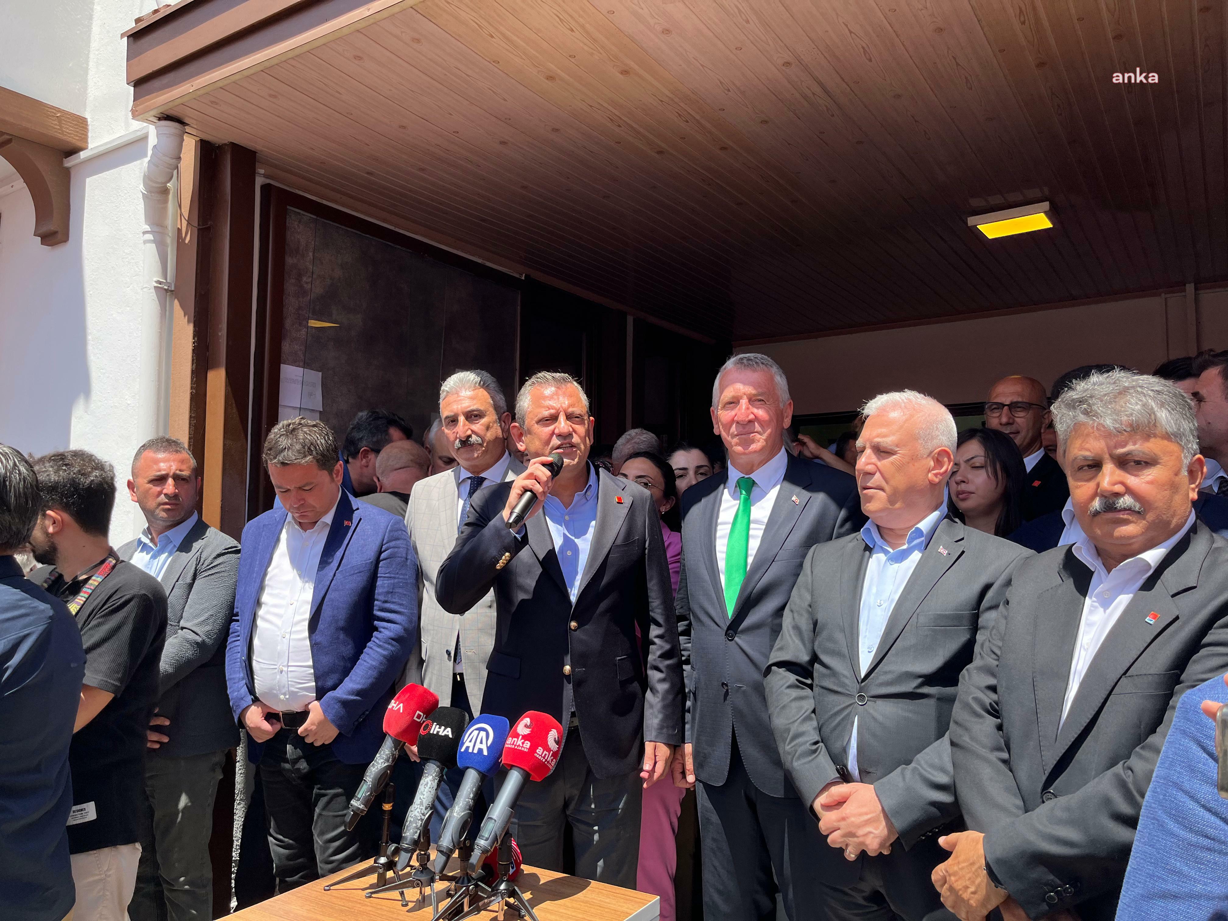 Özgür Özel: "Üç firmanın anketinde farkı açarak birinci parti olma özelliğimizi koruyoruz, CHP iktidarı geliyor"
