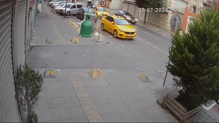Taksiden inip etrafa rastgele ateş etti