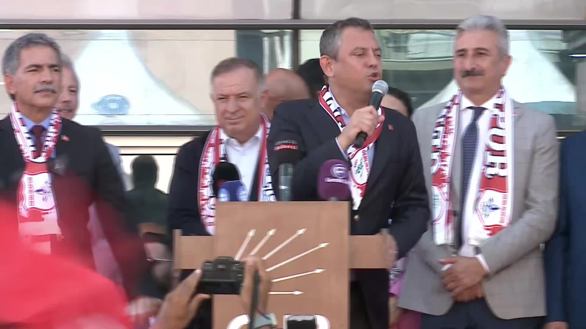 Özgür Özel, Bursa'da... “Tayyip Erdoğan, mali darbe yapmaya çalışıyor. Asla ve asla teslim olmayız”