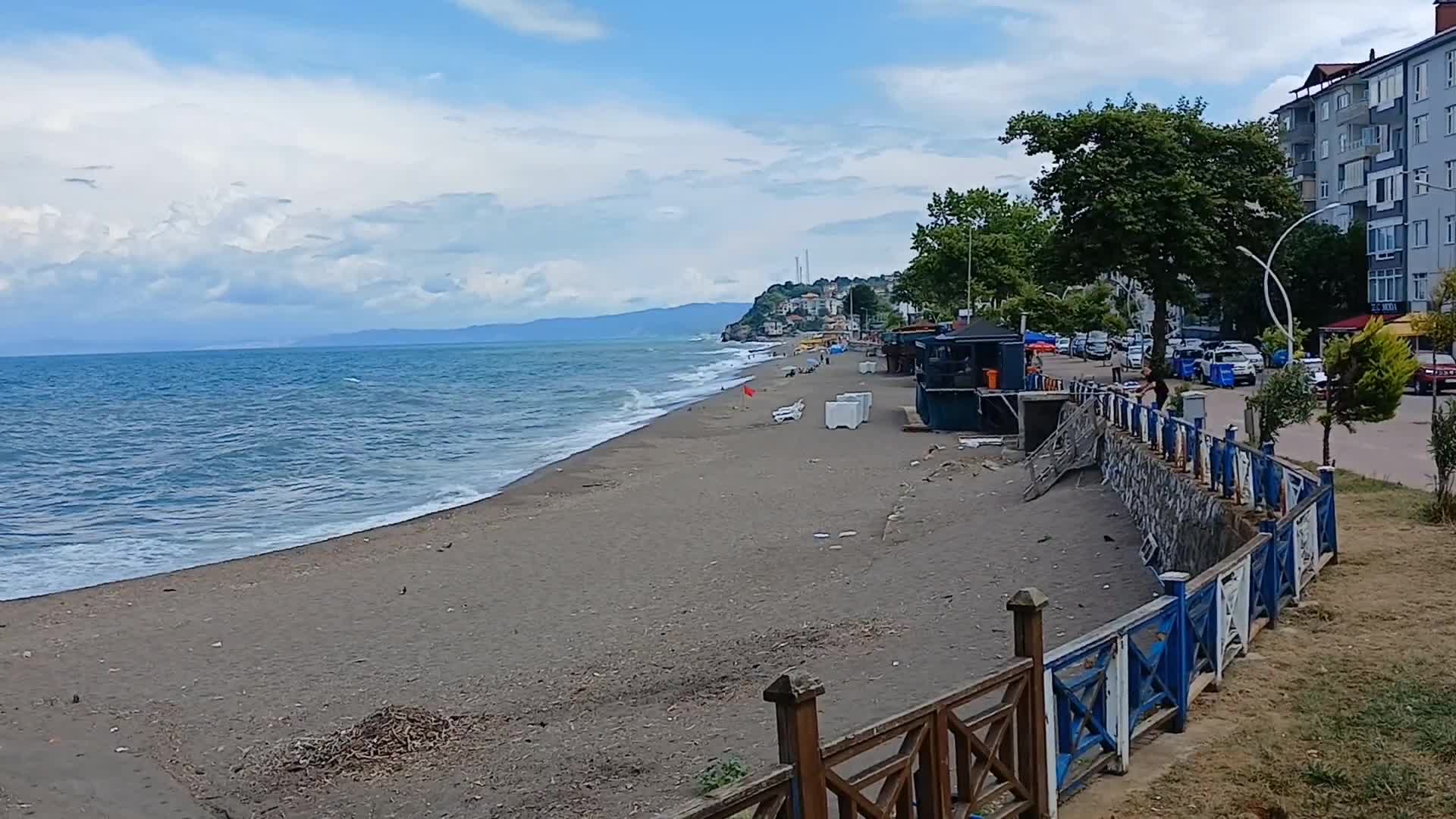 Akçakoca'da meteorolojinin uyarısı sonrası sahiller boşaldı