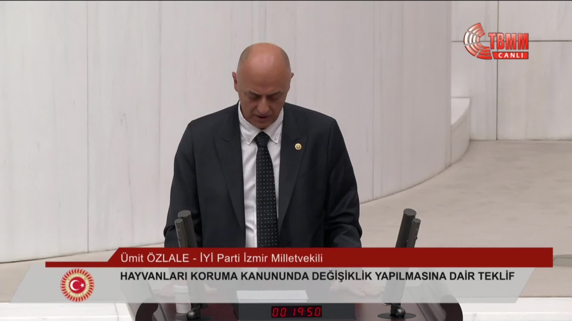 İYİ Parti'li Özlale: Madem bir şeyleri toplamak istiyorsunuz, kadınları taciz eden din bezirgânlarından başlayın