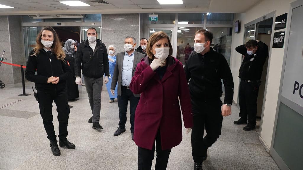 İZMİT BELEDİYE BAŞKANI HÜRRİYET, KORONA İLE MÜCADELEYİ SAHADAN YÖNETİYOR