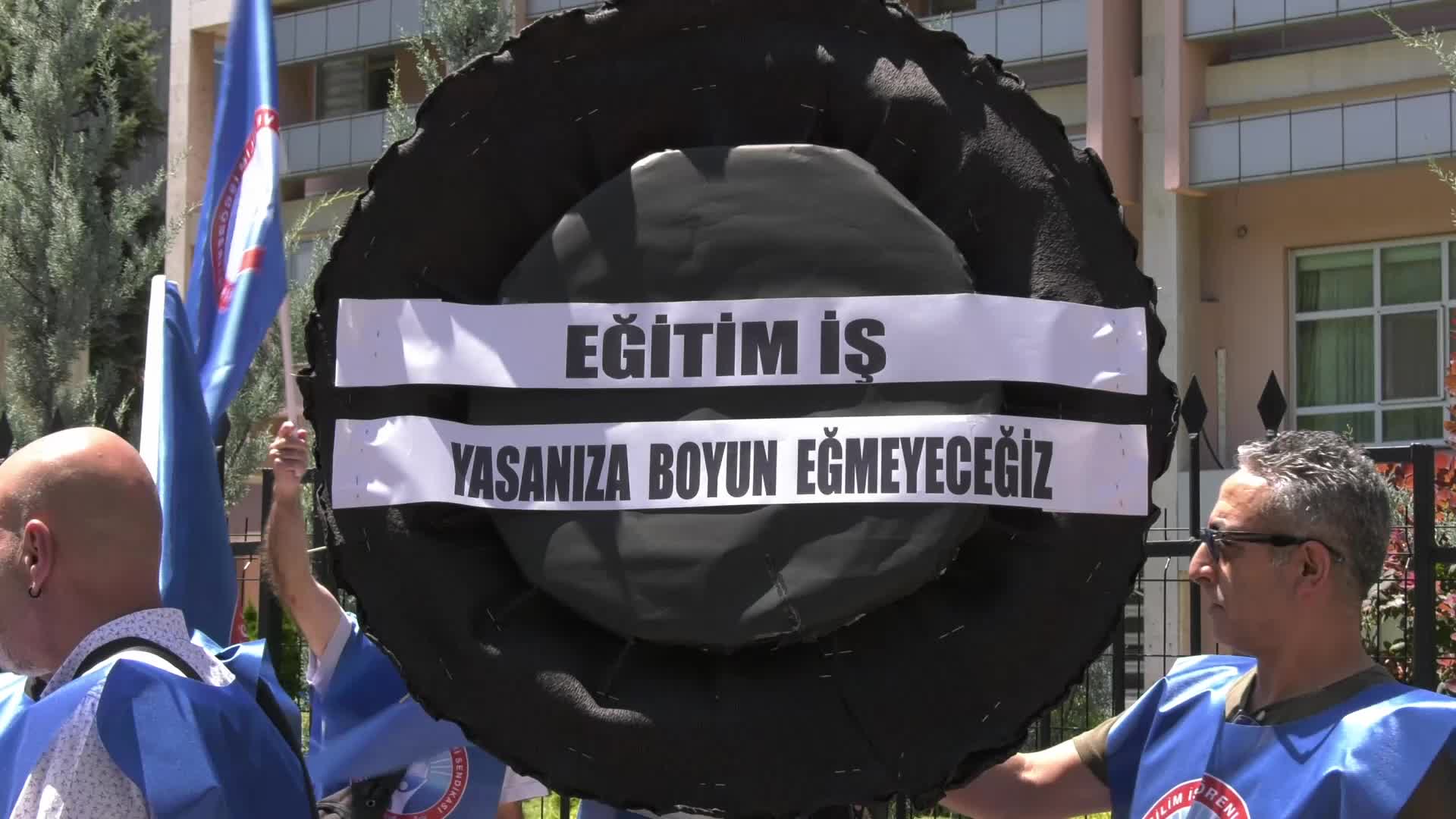 Eğitim-İş’ten MEB önünde siyah çelenkli protesto: Yasanıza boyun eğmeyeceğiz