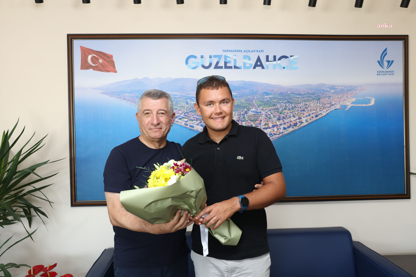 Manş Denizi'ni geçmek için hazırlıklarını sürdüren otizmli ultra maraton yüzücüsü Tuna Tunca, Güzelbahçe Belediye Başkanı Günay'ı ziyaret etti