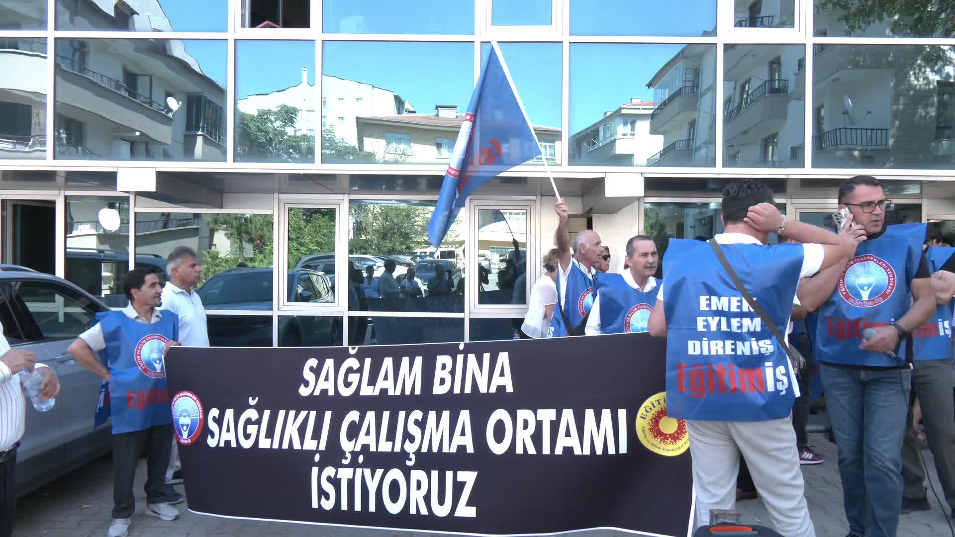 CHP'li Özçağdaş ve sendika temsilcileri, depreme dayanıksız MEB binası önünden seslendi: "Bu ülkede bir deprem daha olsa, bu 200 arkadaşımız burada çalışıyor olsa, ne diyeceğiz?"