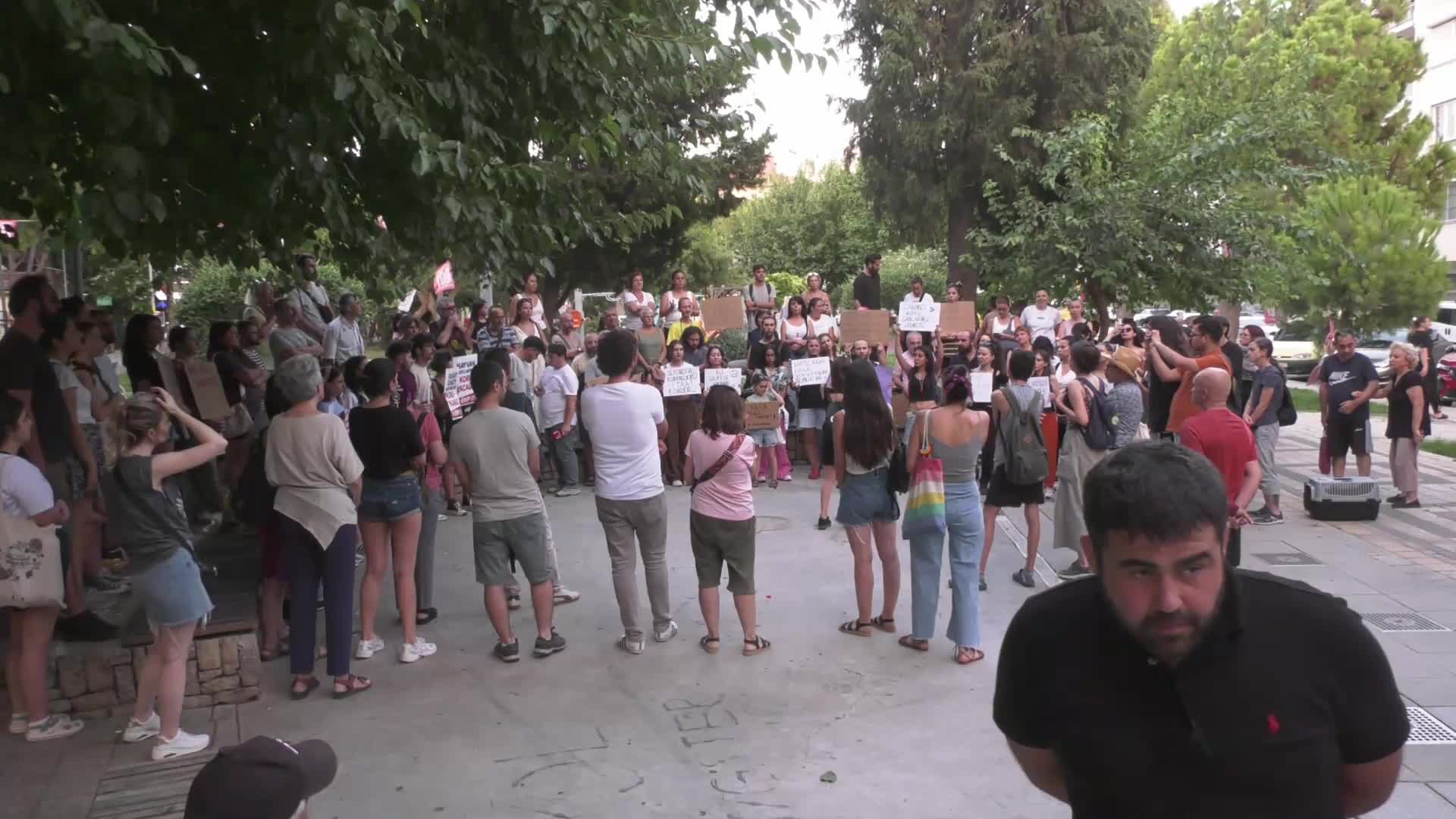 İzmir Yaşam Hakkı Savunucuları'ndan sokak hayvanları yasası ve şiddete tepki