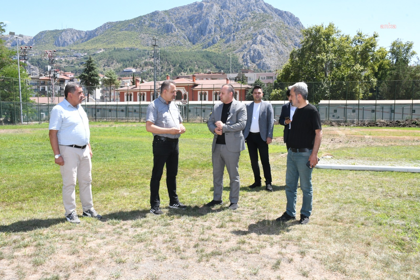 Amasya Belediyesi, futbol sahasının zeminini yeniliyor