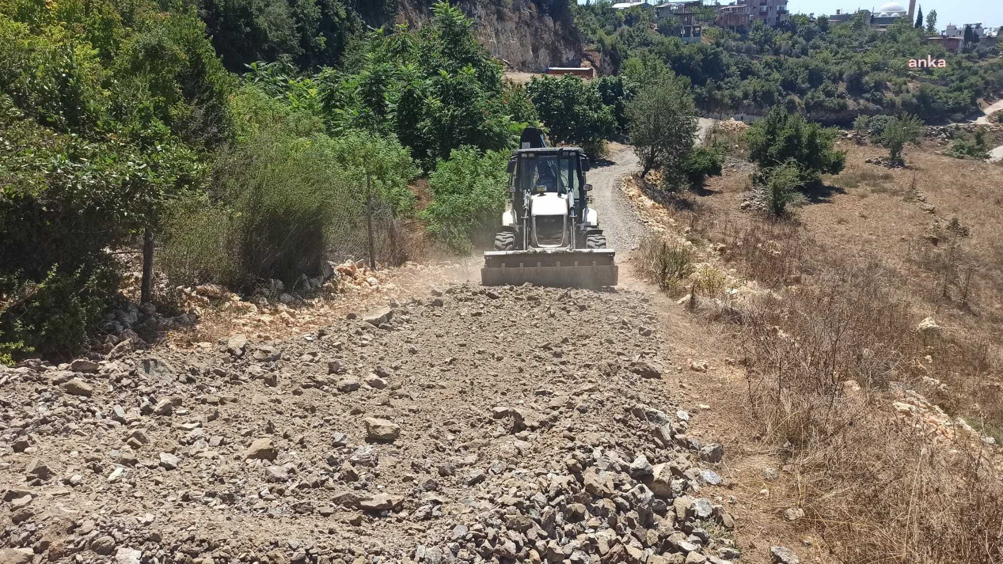 Mersin Yenişehir Belediyesi, kırsal mahallelerde yol açma çalışmalarını sürdürüyor