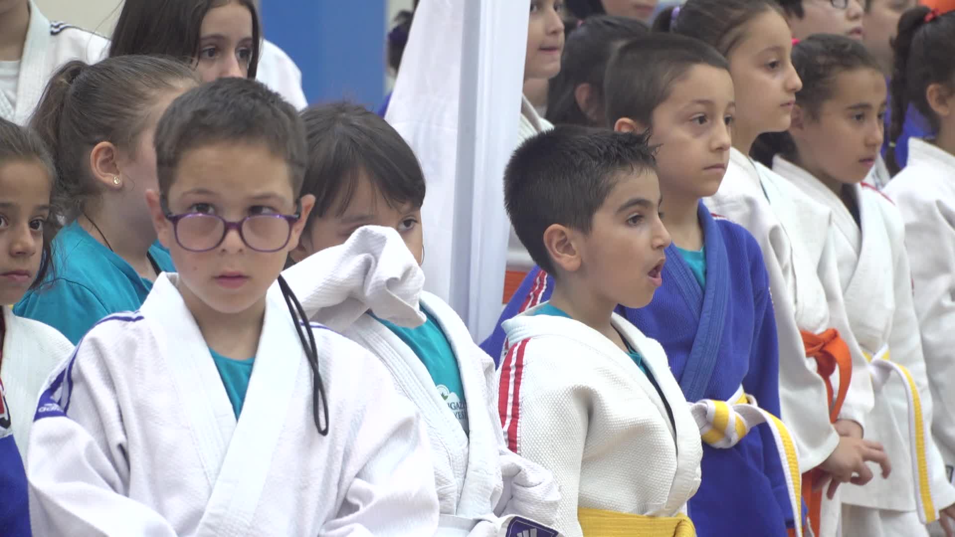 Osmangazi  Belediye Başkanı Aydın, genç sporculara sertifikalarını verdi