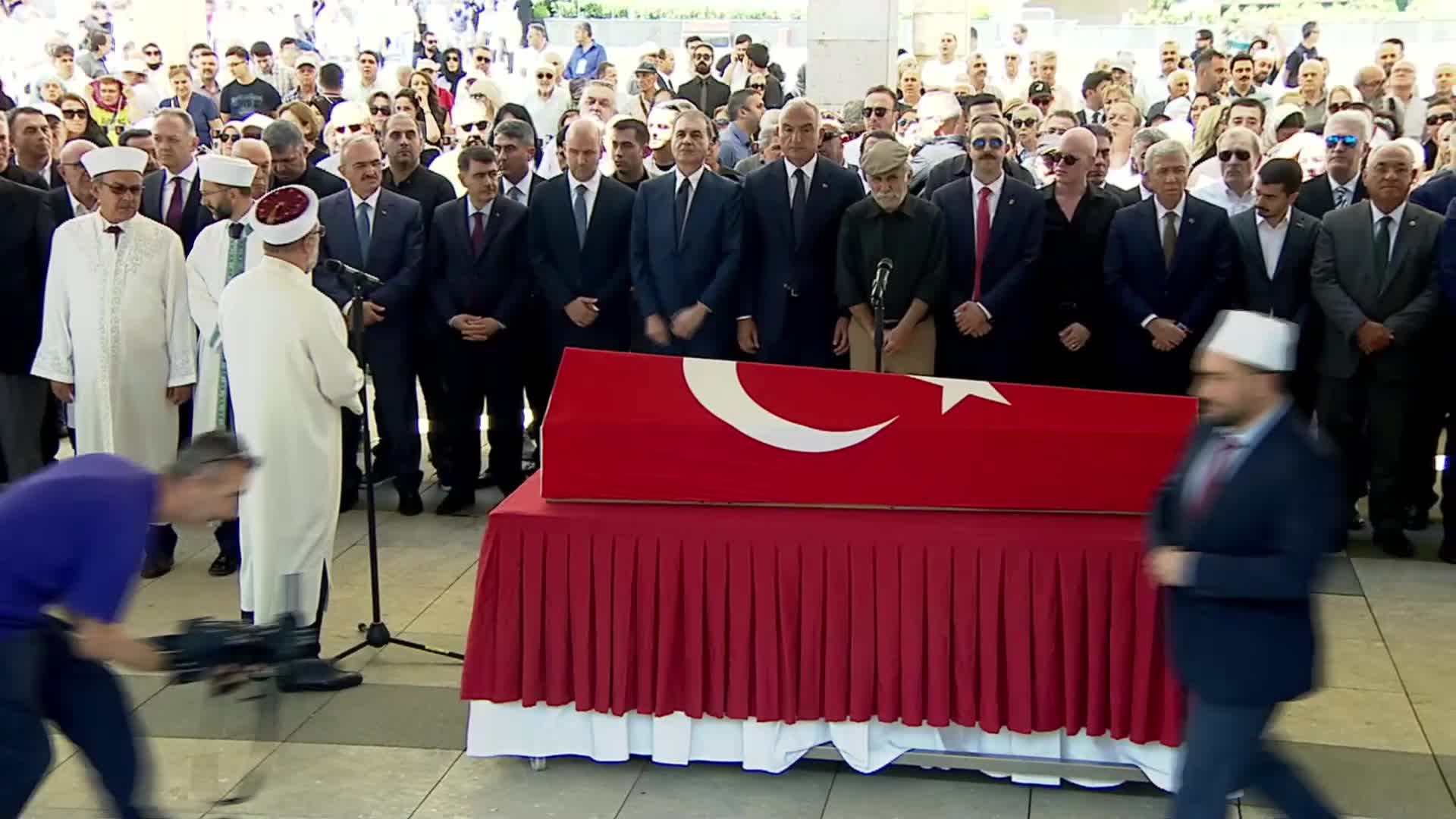 Sanatçı Kenan Işık Ankara’da son yolculuğuna uğurlandı