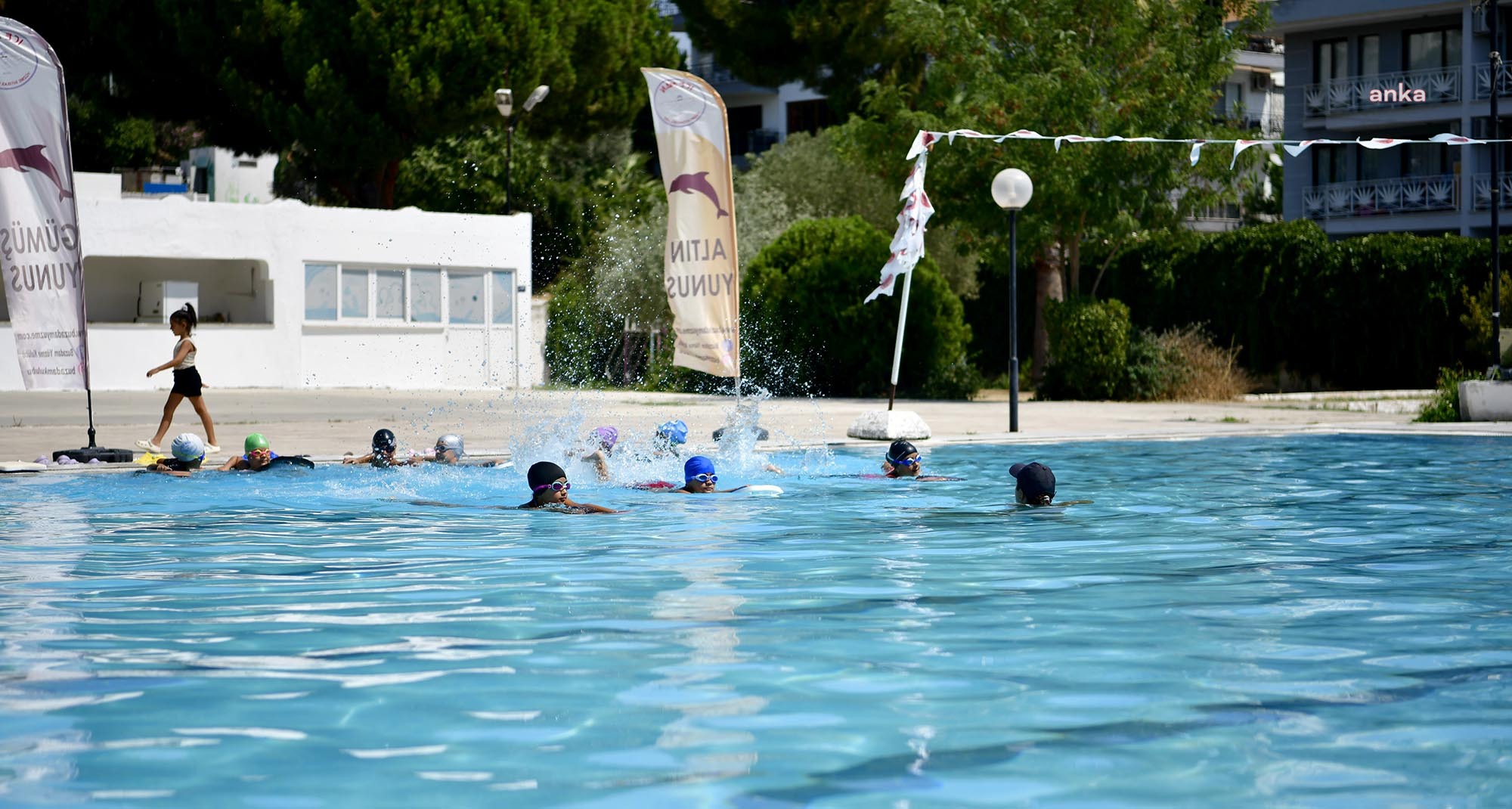 Kuşadası Belediye Spor'un yüzme kursları devam ediyor
