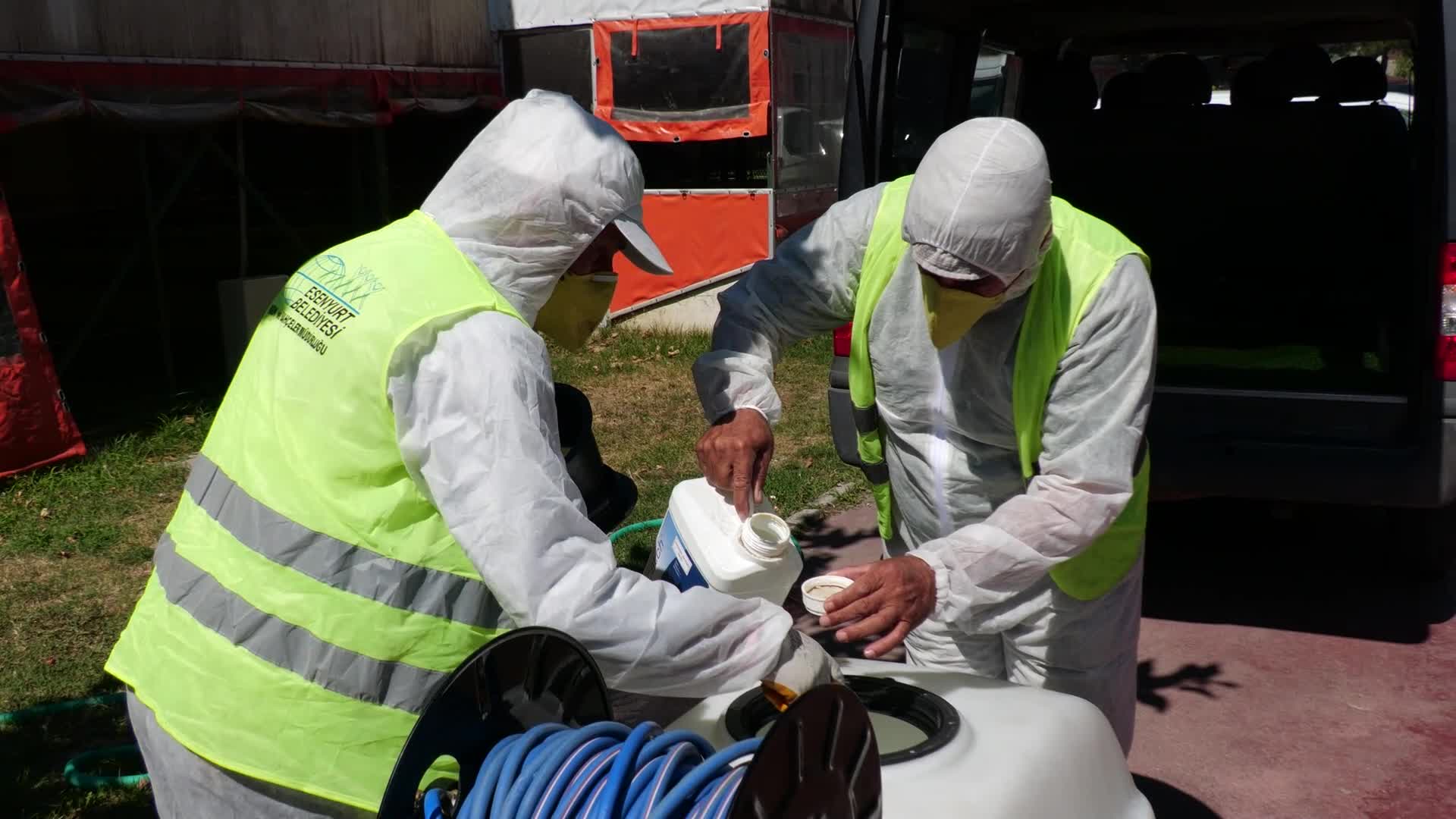 Esenyurt Belediyesi'nden teke böceğine karşı ilaçlama çalışması