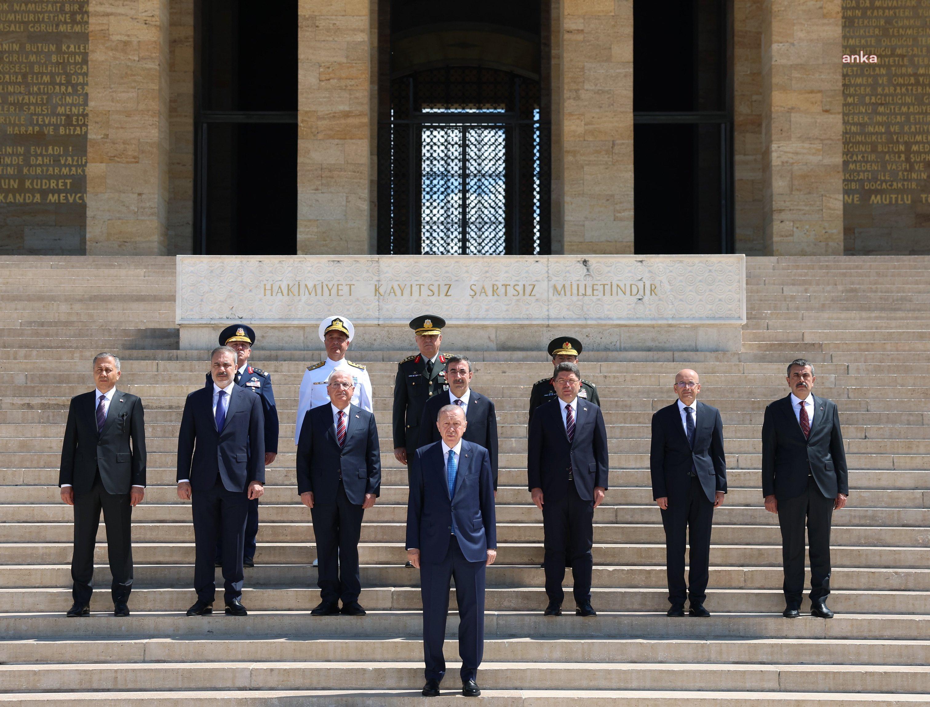 Cumhurbaşkanı Erdoğan, Yüksek Askeri Şura üyeleri ile Anıtkabir'i ziyaret etti