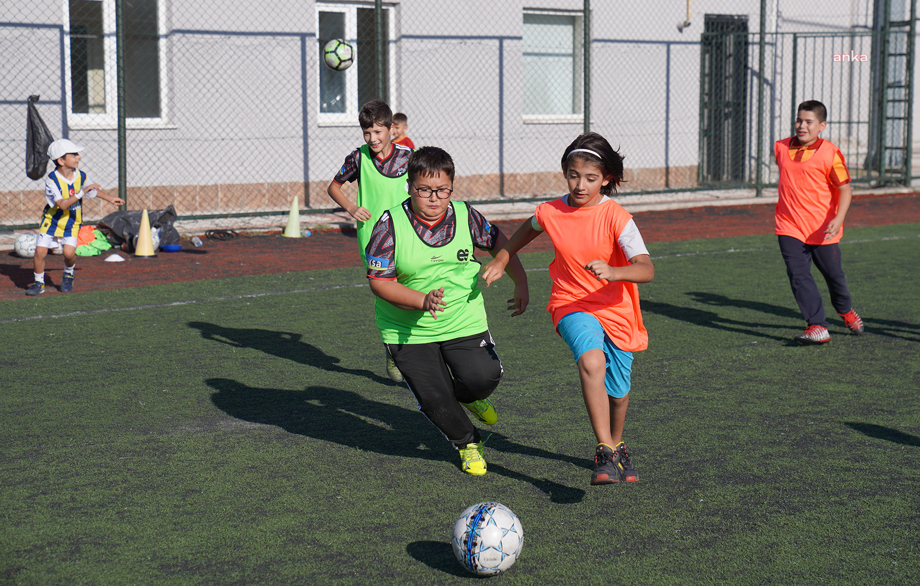 Tepebaşı Belediyesi'nin futbol yaz okulu devam ediyor