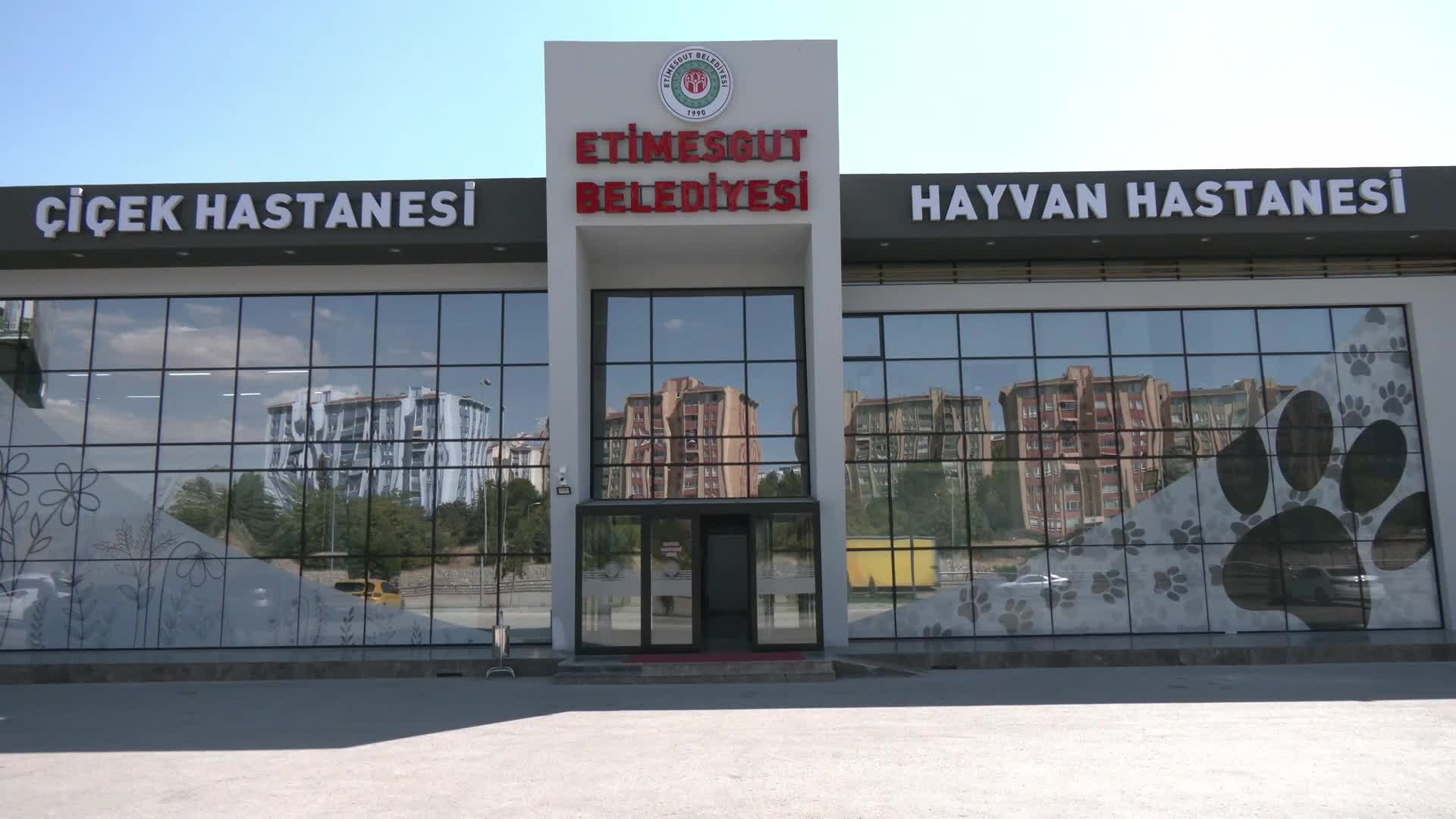 Erdal Beşikçioğlu: "Hayvan hastanesinin ruhsatı yok, ruhsatı olmamasına rağmen de seçime bir ay kala birçok veteriner arkadaş burada göreve başlamış. Bu bir etik davranış değil"
