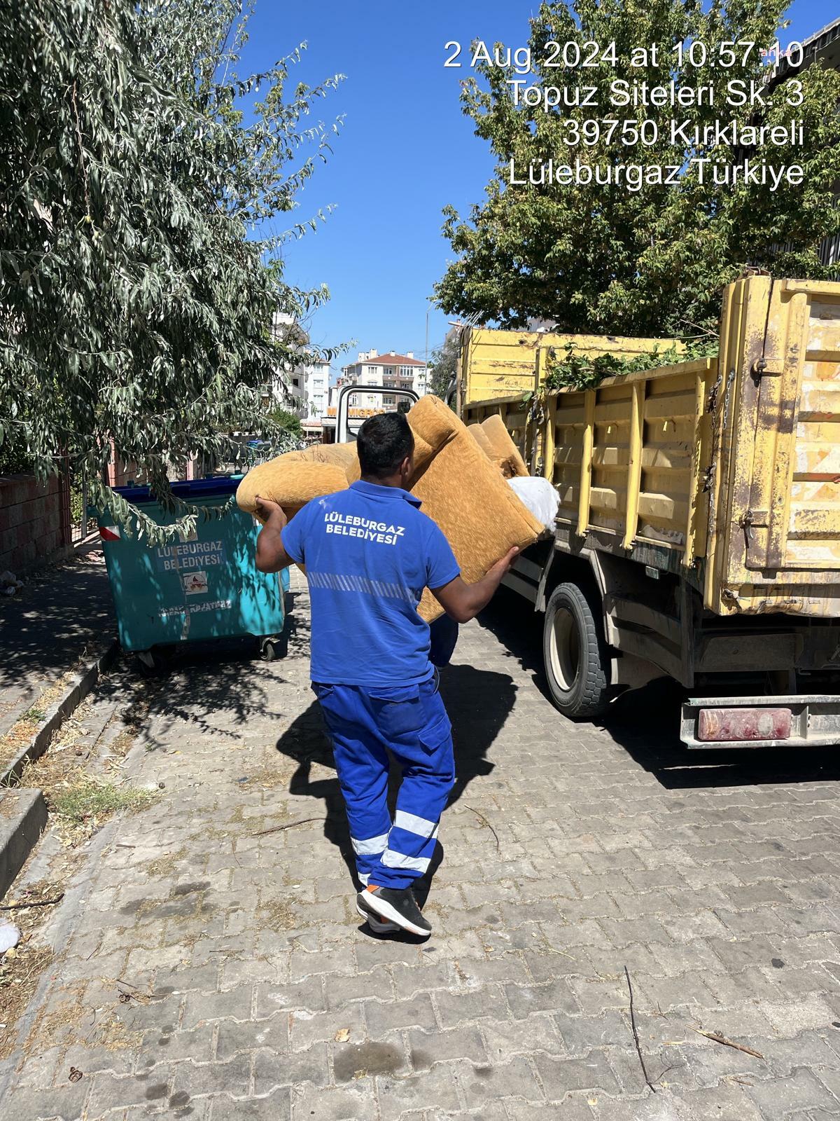 Lüleburgaz Belediyesi'nden yol kenarına bırakılan mobilyalara karşı çalışma
